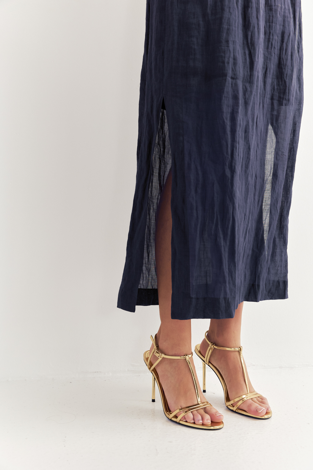 Универсальная прямая юбка отличается свободой кроя, позволяющей создать на её поверхности неповторимый крэш-эффект. Изготовленная из стопроцентной крапивы цвета деним, она обладает уникальной текстурой и естественной элегантностью. Эластичный пояс и разрезы в боковых швах обеспечивают оптимальный комфорт и удобство в движении. Эта юбка станет идеальным дополнением к жакетам из крапивы, льна и хлопка, а также прекрасно сочетается с трикотажными топами, создавая гармоничный и стильный образ. Для сохранения безупречного внешнего вида рекомендуется хранить платье в свернутом виде.