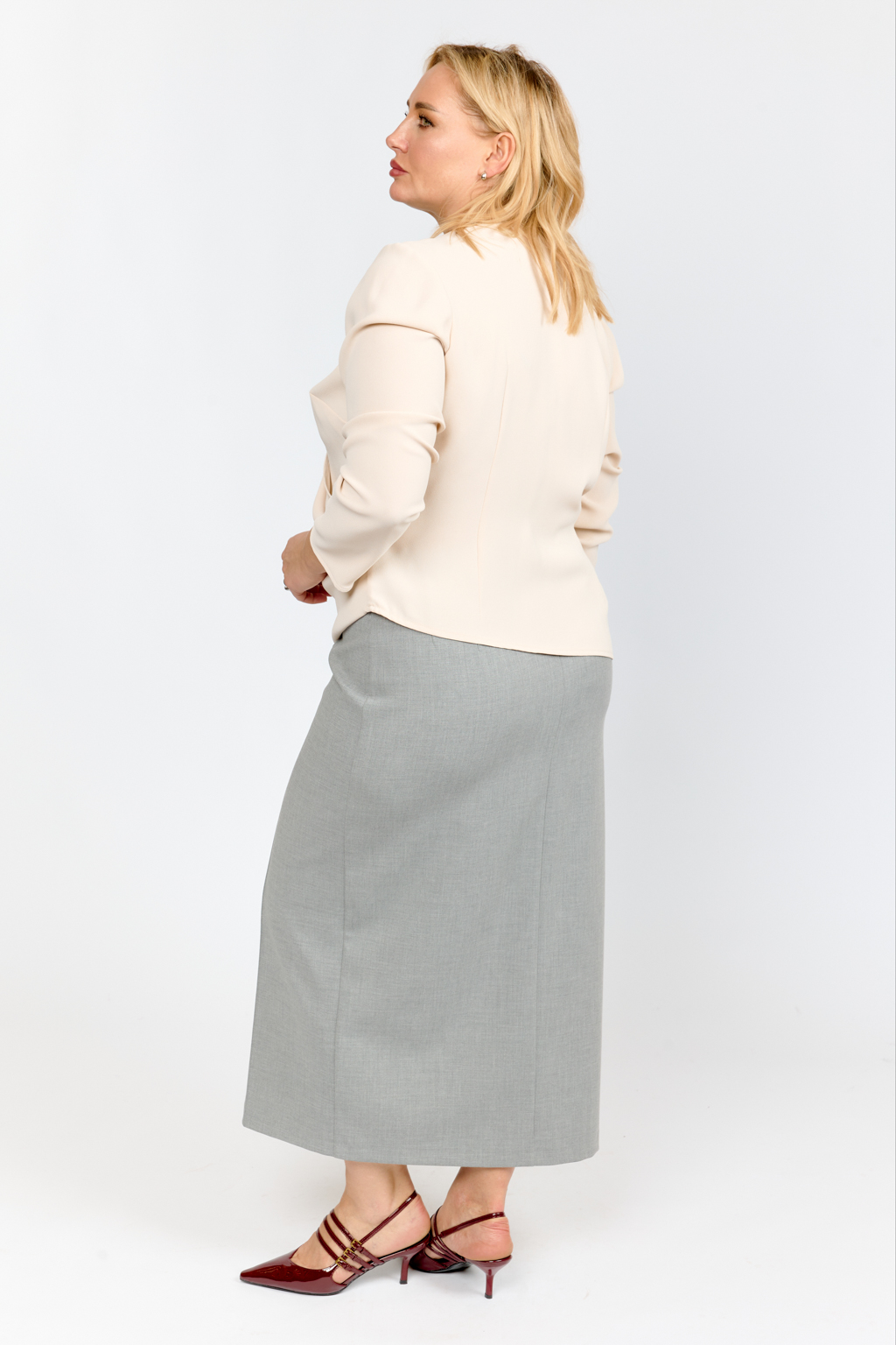 Блуза с запахом приталенного силуэта и втачным рукавом. Застежка сбоку на молнии.