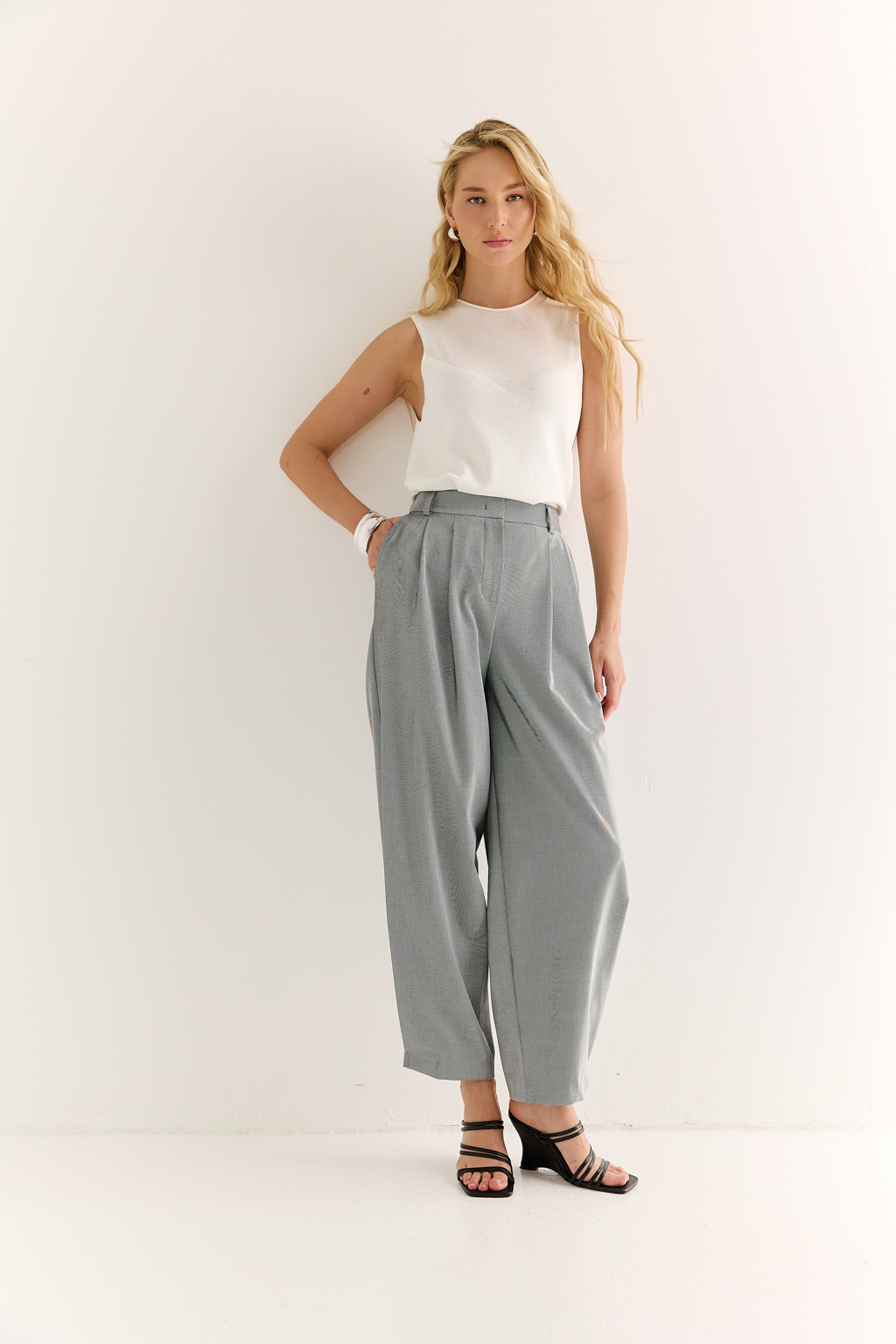 Брюки-бананы: акцент на форму, свобода в движении

Брюки силуэта "банан" — это смелый силуэт для тех, кто ценит индивидуальность и комфорт. Объём в области бедер создаёт модную линию, а зауженные книзу штанины визуально вытягивают силуэт и добавляют лёгкости образу.

Посадка по талии подчёркнута комфортной притачной резинкой сзади и складками спереди, что обеспечивает идеальную посадку по фигуре и делают модель уместной как в повседневных, так и в более строгих комплектах.

Сочетаются с топами, жакетами, рубашками и объемными худи — идеальная база для капсулы в стиле smart casual.

Модный акцент с комфортной посадкой — каждый день по-новому.