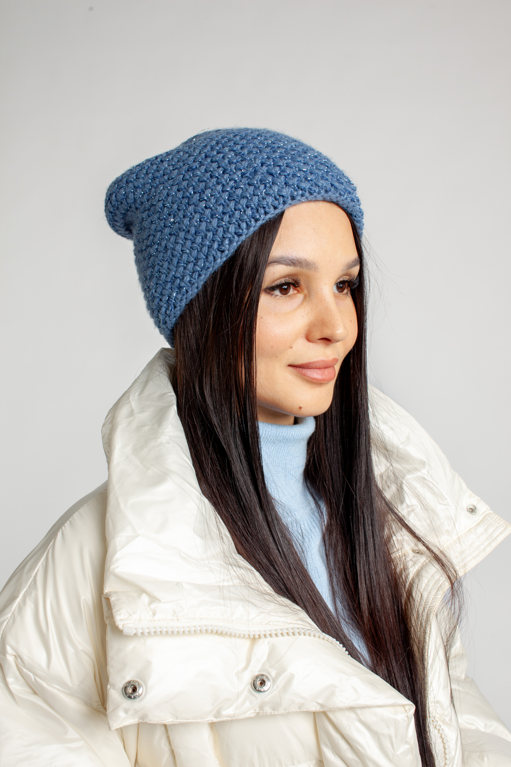 Шапка женская с люрексом. Теплый и стильный головной убор, выполненный из пряжи альпаки, с добавлением шерсти и акрила. Шапка является совершенным аксессуаром для утепления в осенний и зимний сезон.