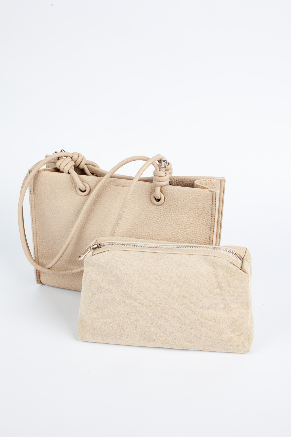 Стильная сумка через плечо, имеет лаконичный дизайн, благодаря которому впишется в любой образ.Сумка имеет уникальные, оригинальные ручки с узелками, следующие трендам последних сезонов. Удобная и вместительная сумка не оставит равнодушными и притянет взгляды окружающих. Размеры сумки: 30*10*21 см