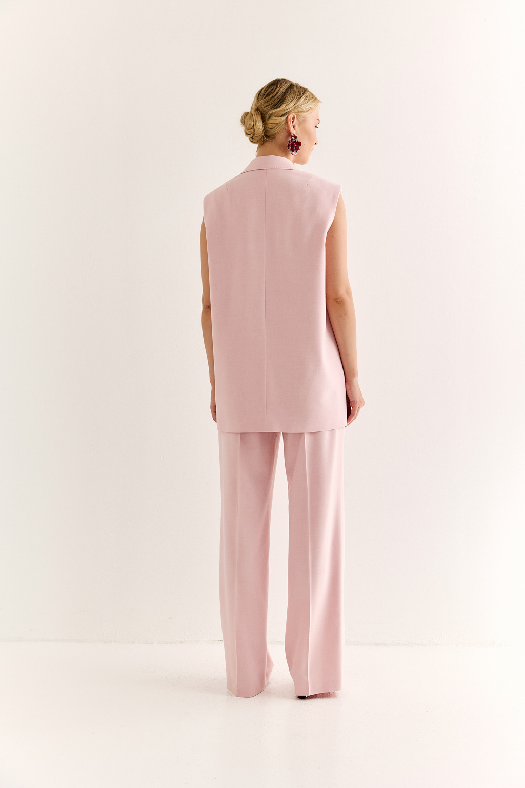 Жилет-жакет: классика, адаптированная к новому времени. Стильный жилет с лацканами и прямой спинкой — это элегантная альтернатива классическому пиджаку. Он подчёркивает силуэт и делает образ визуально стройнее, при этом сохраняя лёгкость и свободу движения. Приталенный крой и чёткие линии придают образу собранность, а отсутствие рукавов позволяет играть со слоями. Станет идеальной парой с брюками, а также может стать акцентом в образе с футболкой или топом. Минимум формальности — максимум стиля.