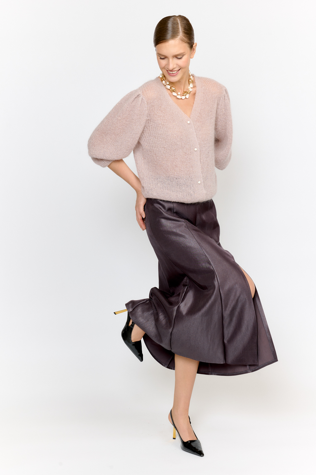 Легкий кардиган с центральной застежкой на пуговицы, V-образной горловиной и укороченным рукавом. Выполнен в премиальной пряже в составе которой, мохер и шерсть. Невесомый на вид, кардиган теплый и уютный. Мохер обладает множеством преимуществ: он легкий, обладает натуральным блеском, прочностью и долговечностью, отлично удерживает тепло. Кроме того, мохер устойчив к скатыванию и деформации. Модель кардигана умеренного объема с укороченным рукавом, идеальна для вечерних образов.