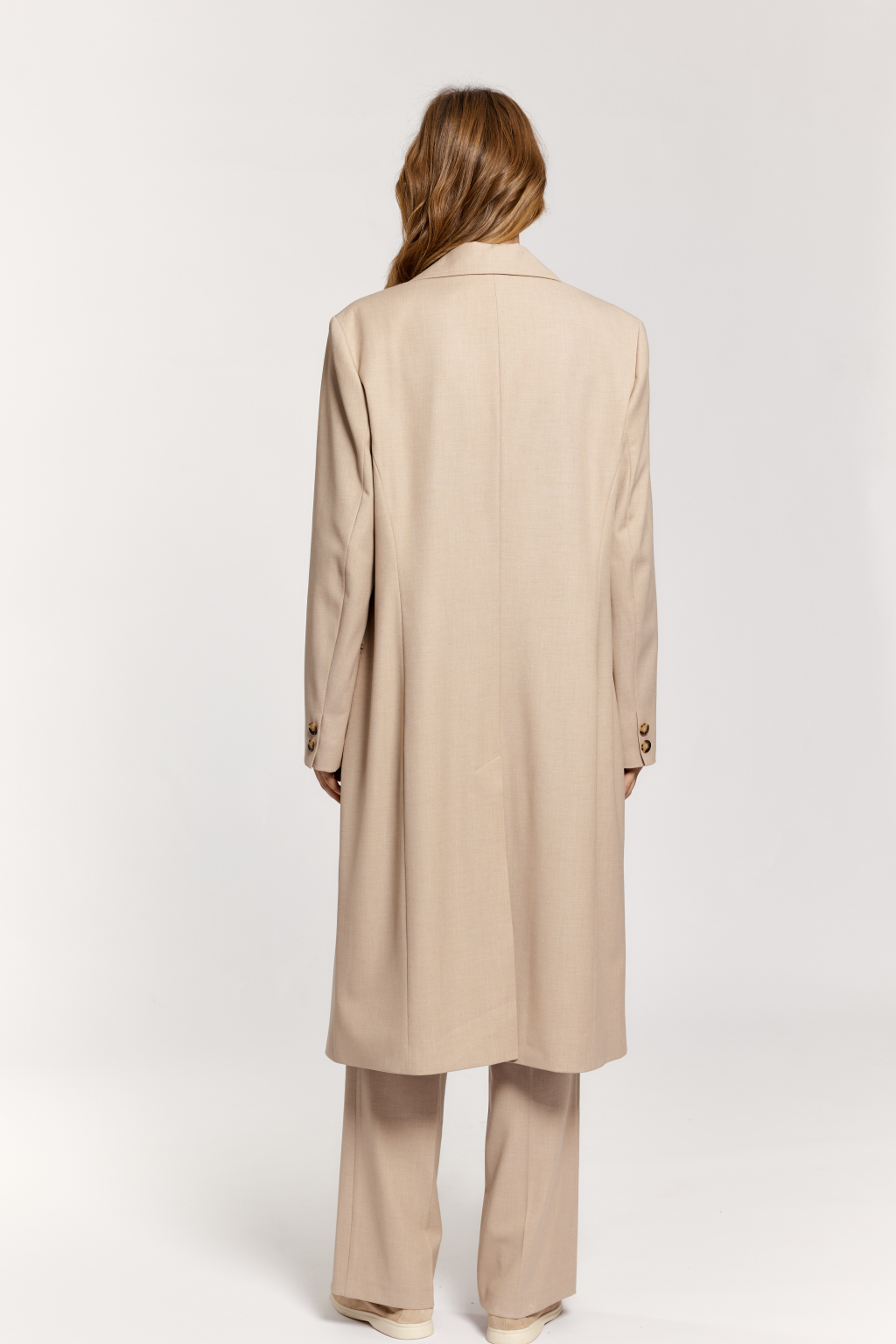 Легкое пальто прямого силуэта длиной до середины икры с застежкой на 3 пуговицы.