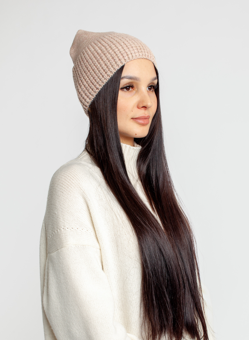 Шапка женская без отворота. Теплый и стильный головной убор для утепления в осенний и зимний сезон.