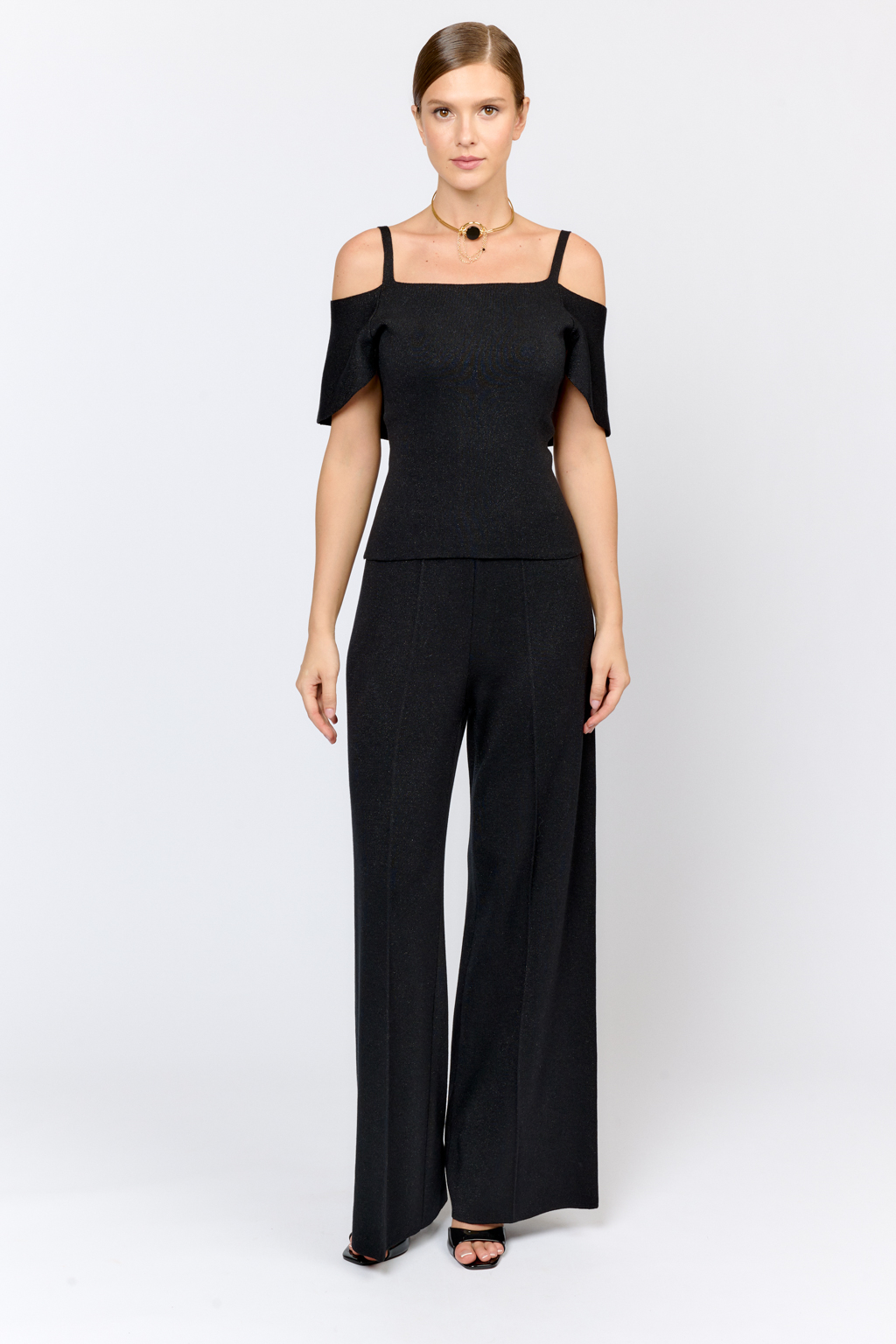 Топ на бретелях с открытыми плечами и пелериной. Качественный материал с эластаном и вискозой, классический черный цвет позволяет создавать образы на каждый день. Сочетайте с классическими брюками или юбками трапециями, джинсами для создания гармоничного комплекта.