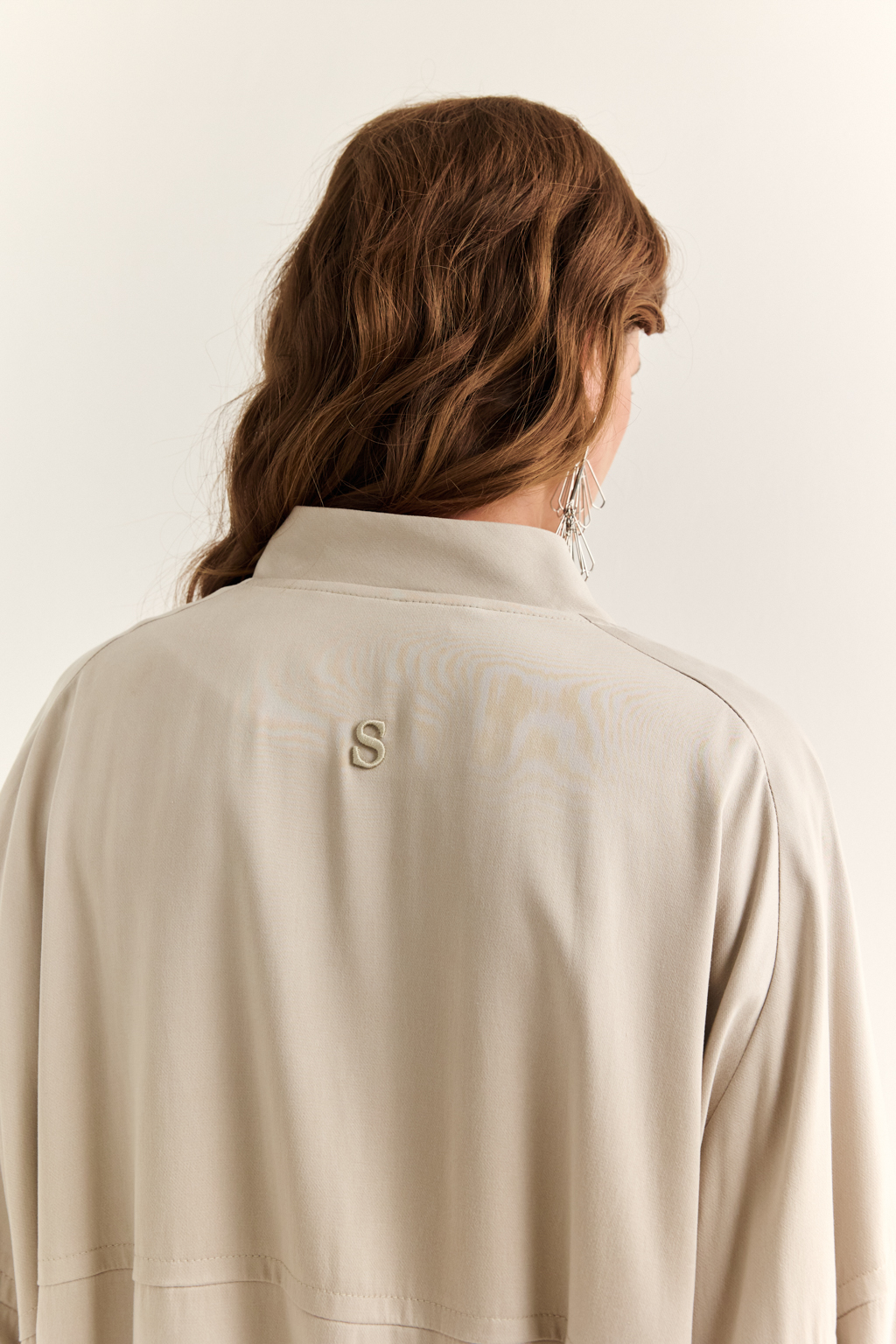 Бомбер из лиоцелла: лёгкость, комфорт и актуальный силуэт

Современный взгляд на классику. Этот бомбер выполнен из лиоцелла — дышащего и приятного к телу материала, который обеспечивает комфорт в течение всего дня. Мягкая текстура ткани создаёт расслабленное ощущение, а силуэт с объёмными рукавами и эластичной отделкой на манжетах и по низу добавляет динамики.

Лаконичный крой и аккуратные детали делают модель универсальной — бомбер легко впишется как в спортивный, так и в городской образ. Отличный выбор на каждый день: от прогулок до офисных будней в стиле casual.

Эко-осознанность в модном формате. Комфорт, который выглядит стильно.