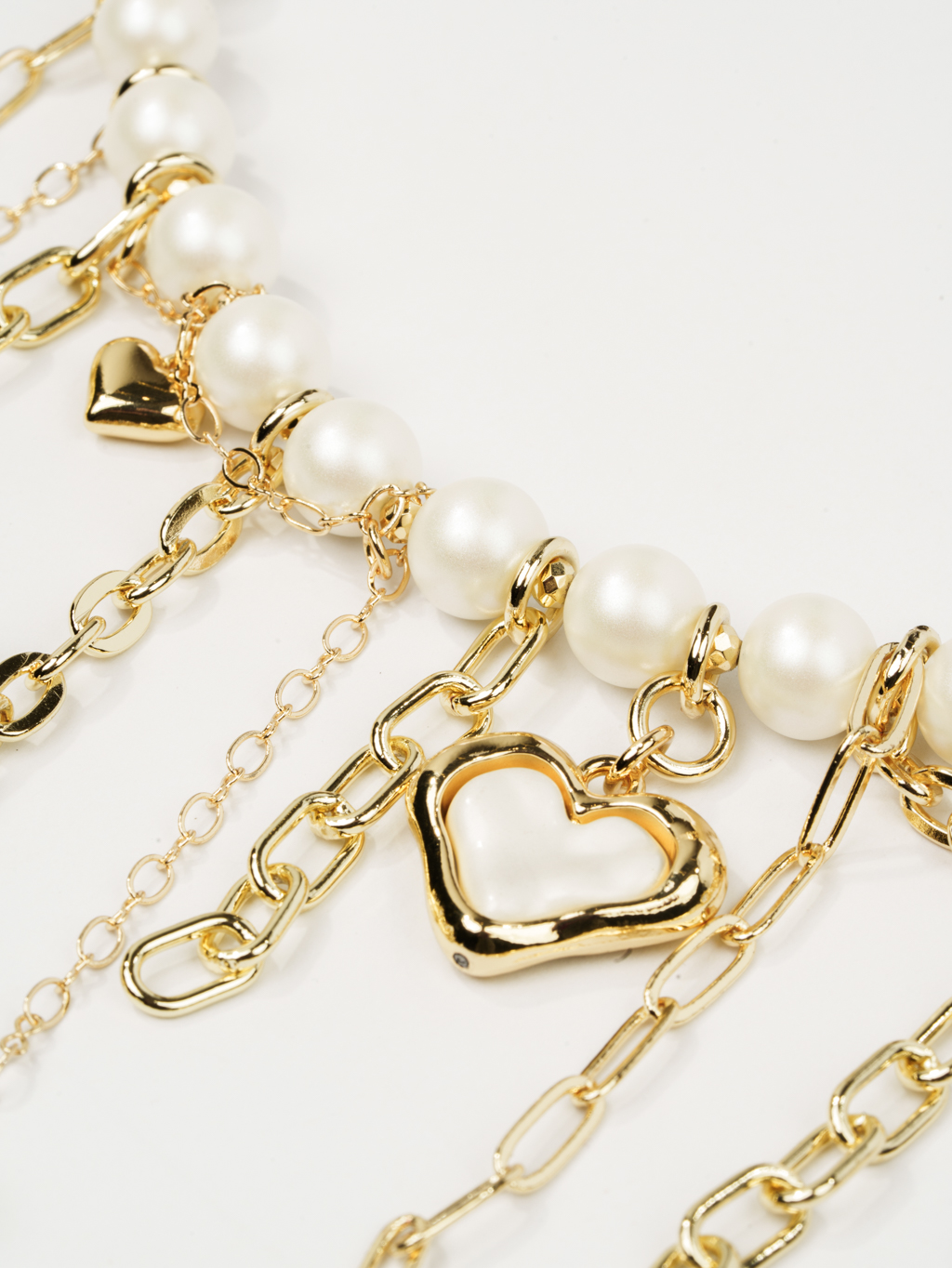 Изящное авторское колье из коллекции "Butter yellow" из майорки нежного молочно-желтого цвета дополнено  каскадами цепочек золотого цвета и акцентировано подвеской в виде сердечка. Длина колье от 43 до 48 см, диаметр бусины 10 мм. Фурнитура выполнена из гипоаллергенного сплава со стойким гальваническим покрытием. Вес колье 51 грамм.