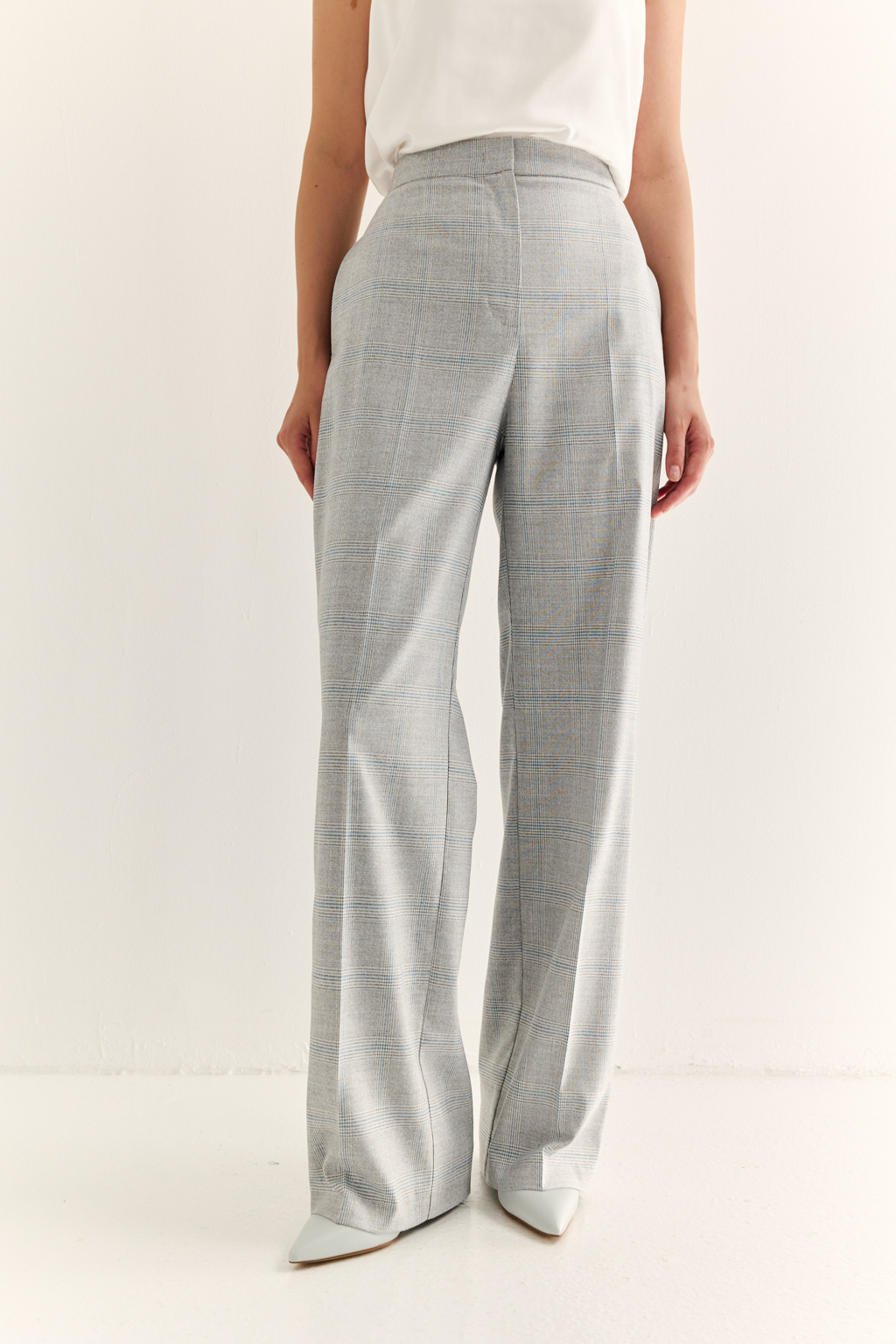 Брюки с прямыми стрелками: элегантность в каждой линии

Классические брюки прямого кроя — универсальная база, которая подойдёт как для офиса, так и для повседневной элегантности. Высокая посадка визуально удлиняет ноги, подчёркивает талию и обеспечивает комфортную посадку. Чёткие стрелки придают строгость и графичность, а вытачки формируют аккуратный силуэт без лишнего объёма.

Идеальны в комплекте с жакетом, блузой или жилетом. Носите с каблуками или обувью на плоском ходу — всегда уверенно, всегда стильно.

Чистая форма. Безупречная посадка. Ваш идеальный день.