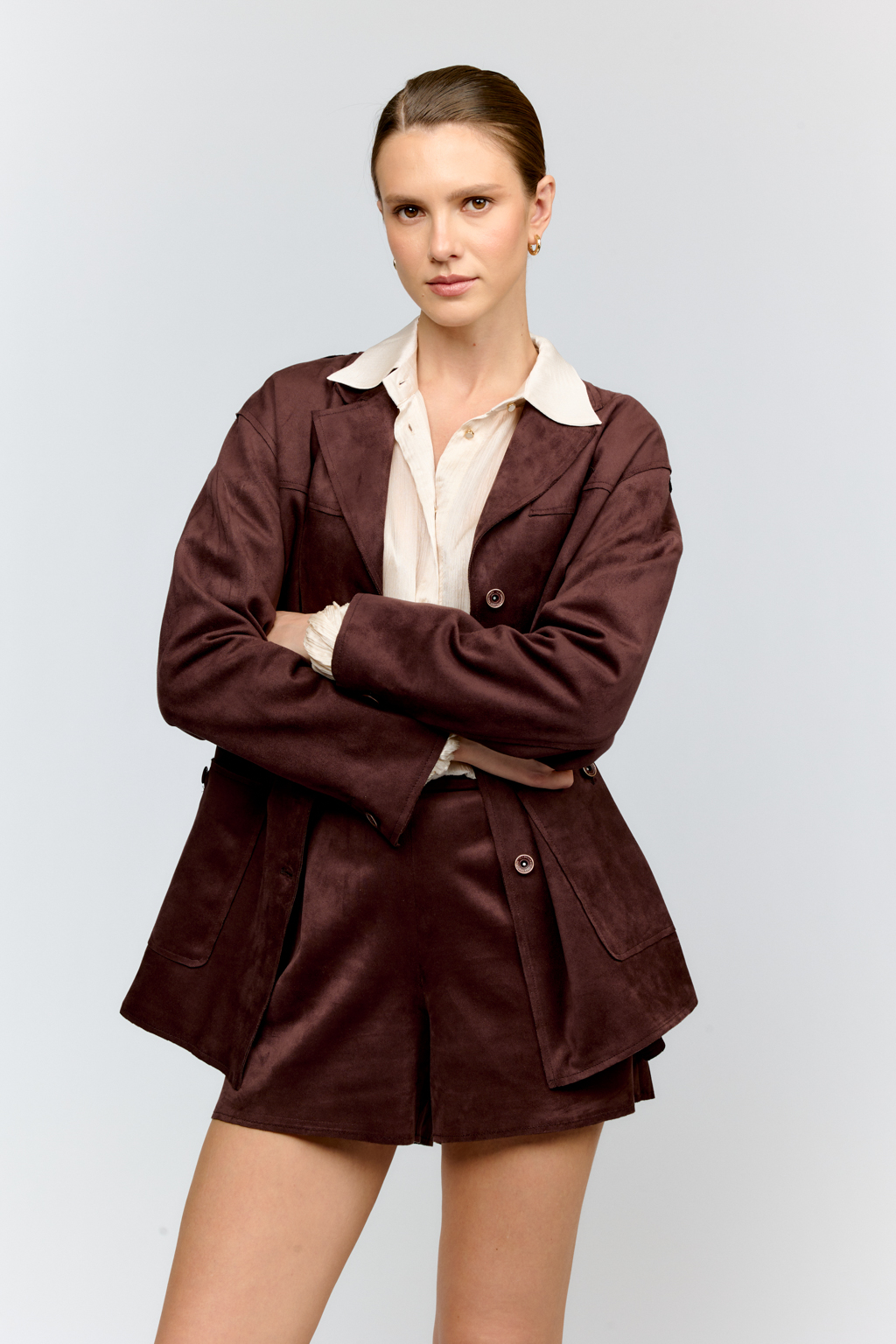 Мини-шорты из премиальной искусственной замши цвета мокко с  удобной бюоковой застёжкой на молнию — стильный элемент для современных образов. Носите с объемными шелковыми блузами, или воздушным мягким трикотажем, дополните элегантной обувью на каблуке.