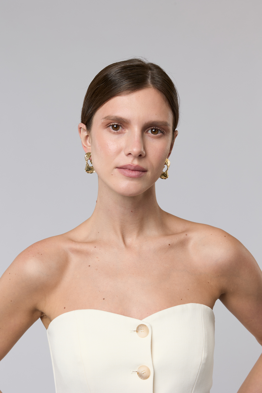 Дизайнерские серьги выполнены из гипоаллергенного металла золотого цвета.Тип замка - гвоздик.