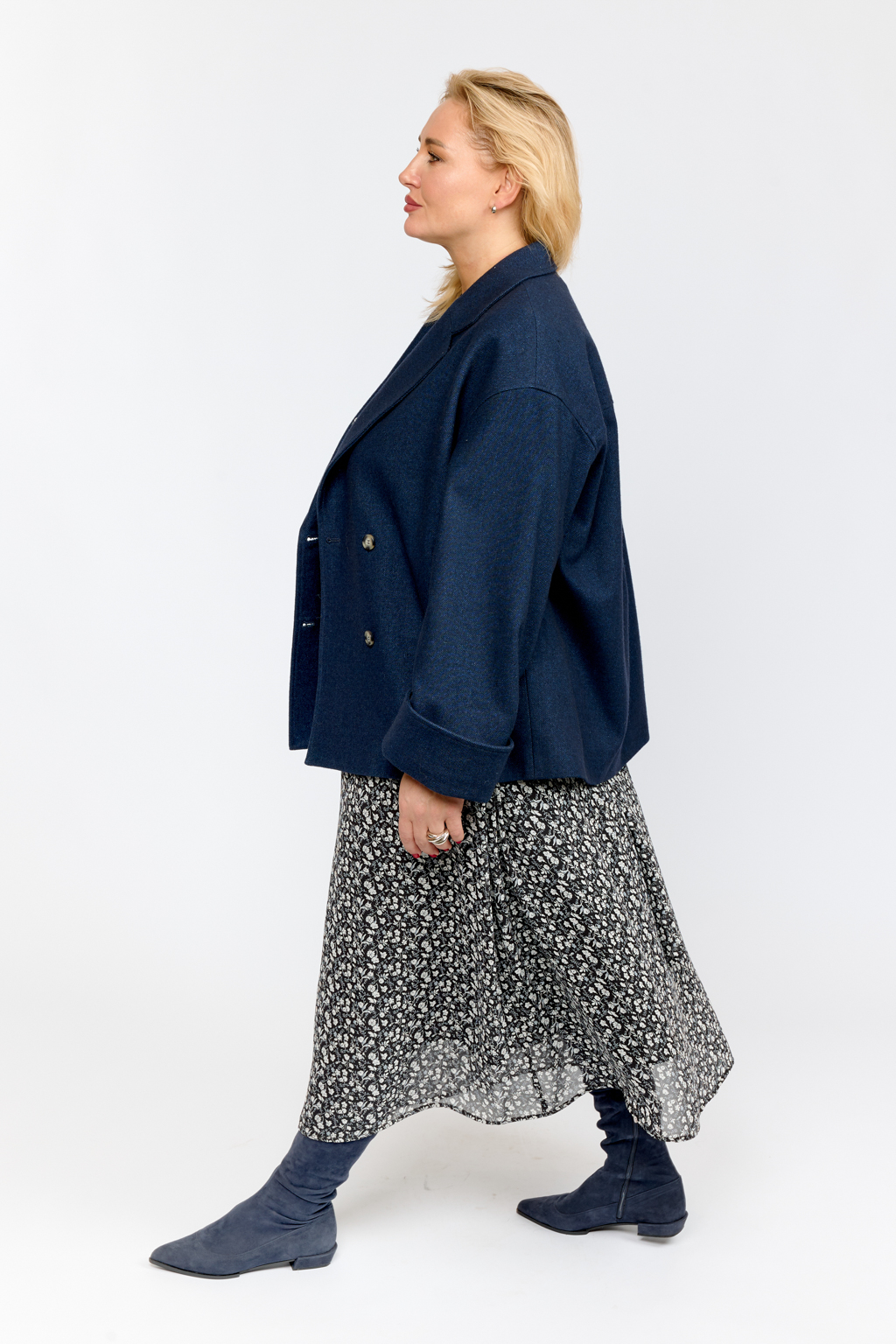 Куртка жакет двубортный с английским воротником свободного оверсайз кроя со спущенным рукавом. Длина до бедра.