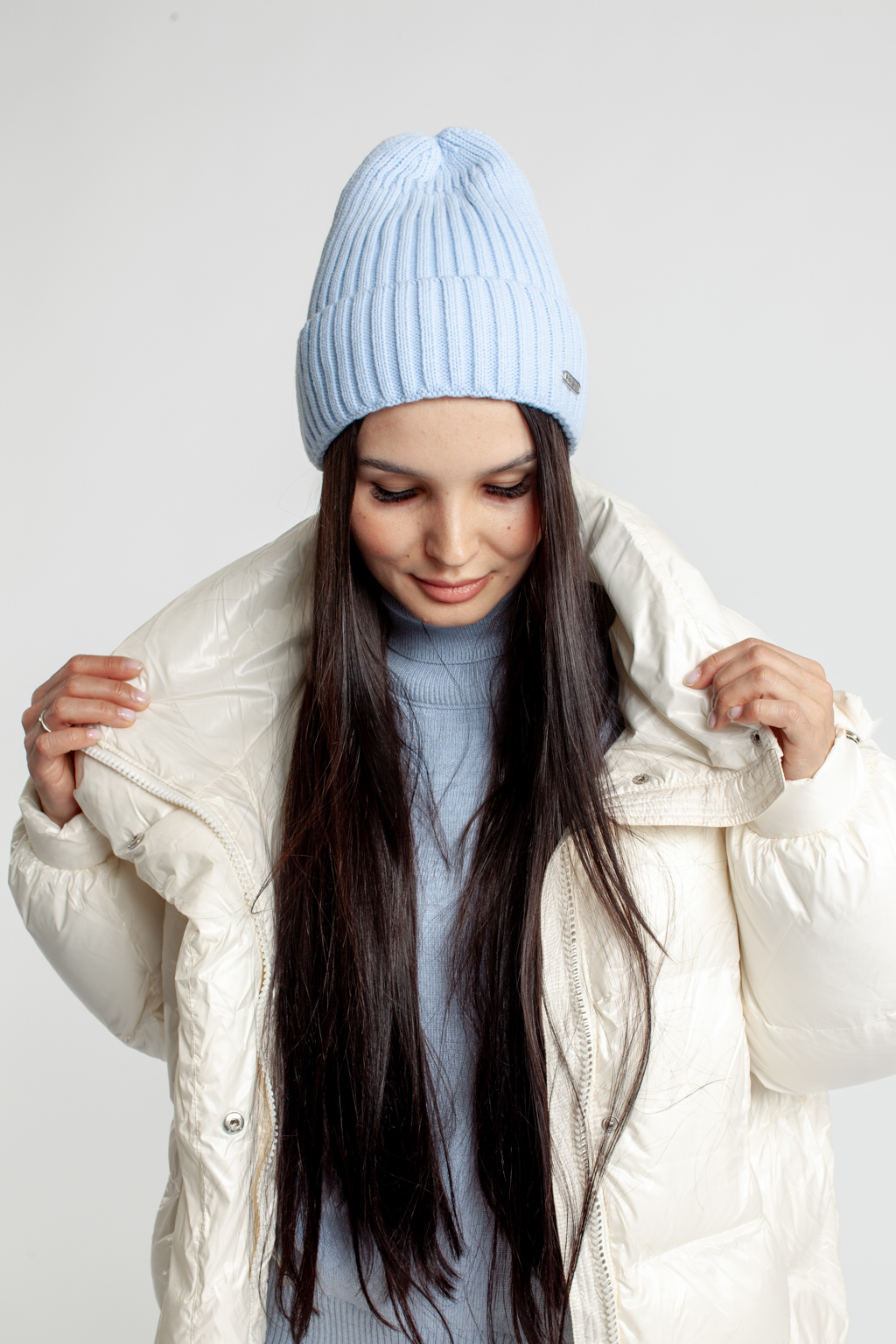 Шапка женская с отворотом. Является совершенным аксессуаром для утепления в осенний и зимний сезон.