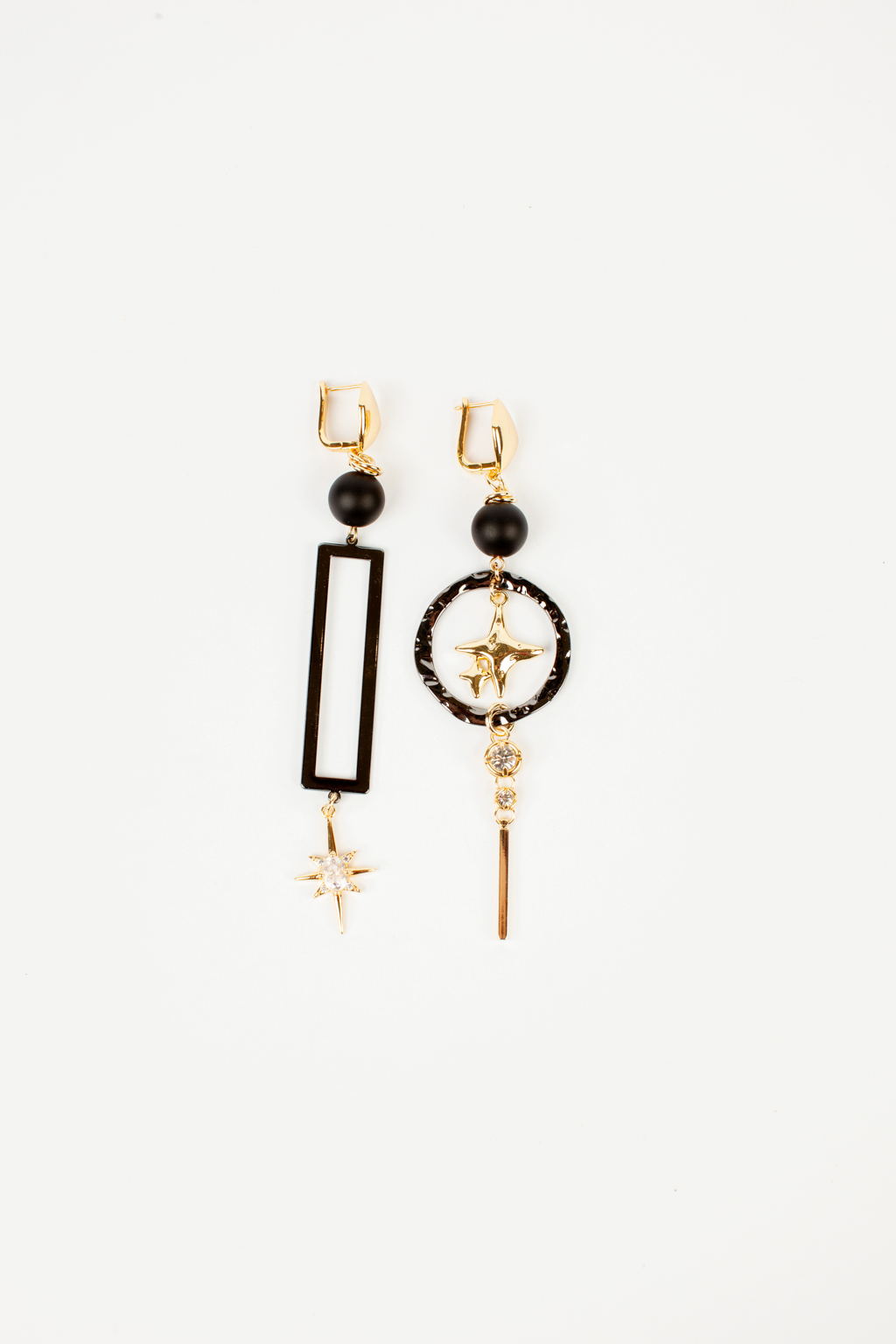 Длинные дизайнерские серьги из коллекции с асимметричными подвесками в стиле биколор. Длина изделия составляет 12 см, вес одной серьги - 11 г. Вся фурнитура выполнена из гипоаллергенного сплава со стойким гальваническим покрытием золотом и чернением.