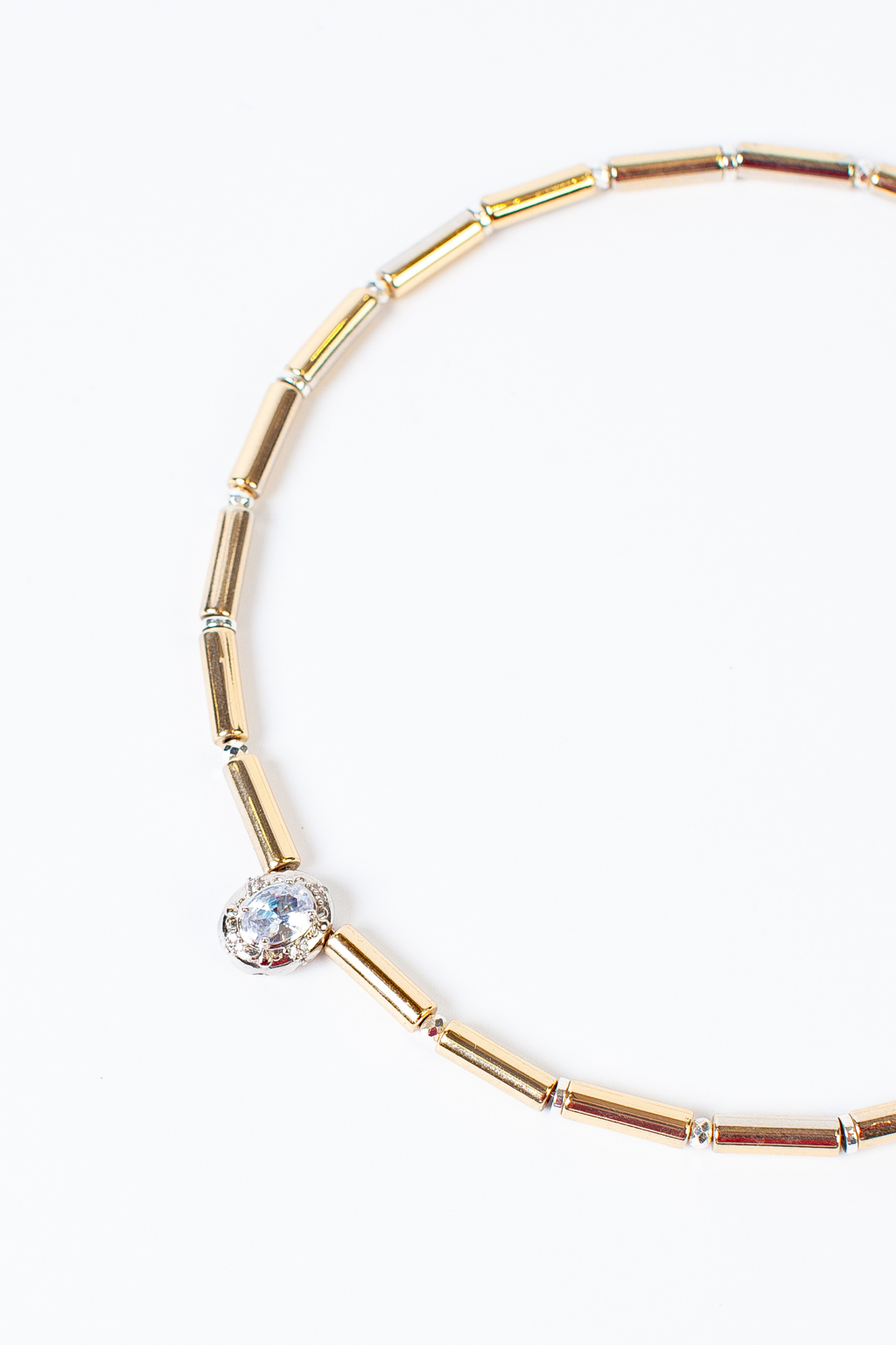 Элегантное колье золотого цвета выполнено из гальванизированного хрусталя и гематита.Дополнено камнем из ювелирного стекла. Длина изделия регулируется от 33 до 50 см. Фурнитура выполнена из гипоаллергенного сплава со стойким гальваническим покрытием.