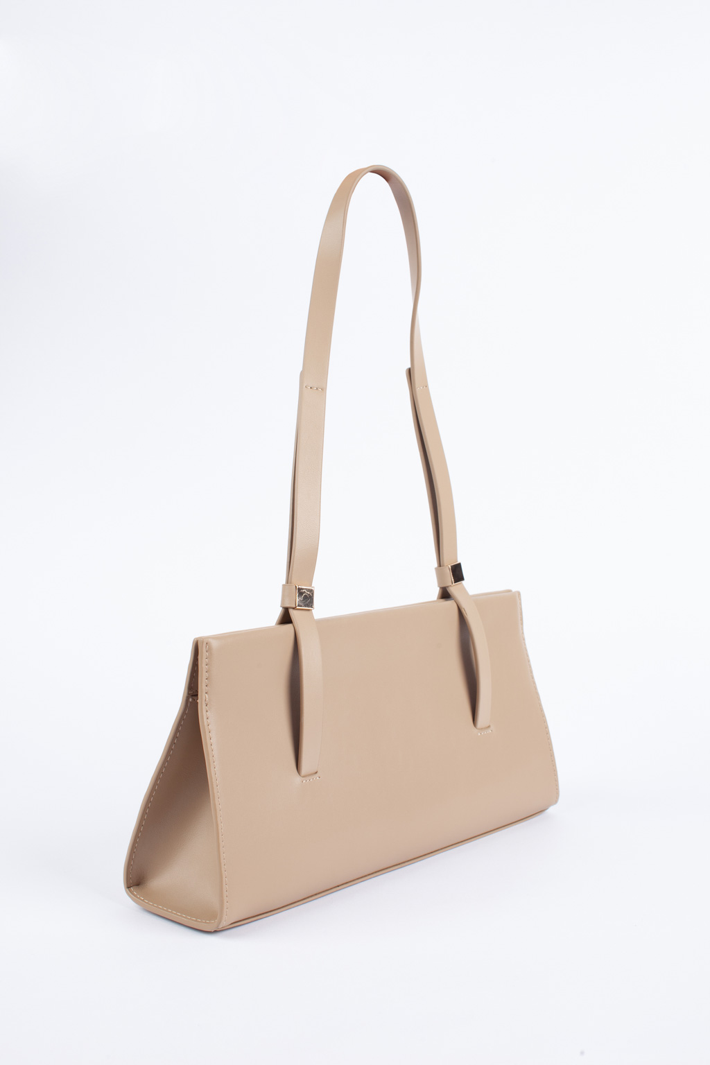 Очаровательная сумка-багет – это идеальный аксессуар для стильной и модной женщины.  Изысканный дизайн и высококачественные материалы делают эту сумку незаменимой в повседневных образах. Точность форм придает ей особую элегантность и шарм. Просторное отделение позволяет удобно вместить все необходимые мелочи, а магнитный замок добавляет комфорта при открывании. Сумка-багет – это не просто аксессуар, это настоящий символ изысканности и хорошего вкуса. Размеры сумки 34*8,5*15 см