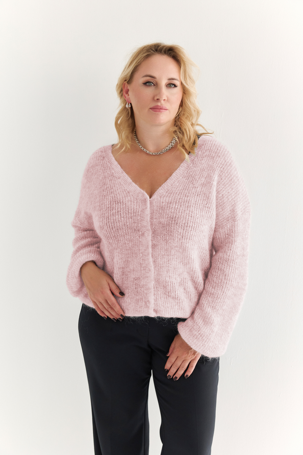 Стильное колье на шею выполнено из гипоаллергеннего медицинского бижутерного сплава высокого качества, что делает его подходящим даже для чувствительной кожи. Длина изделия 35 см + регулировочная цепочка 7 см.