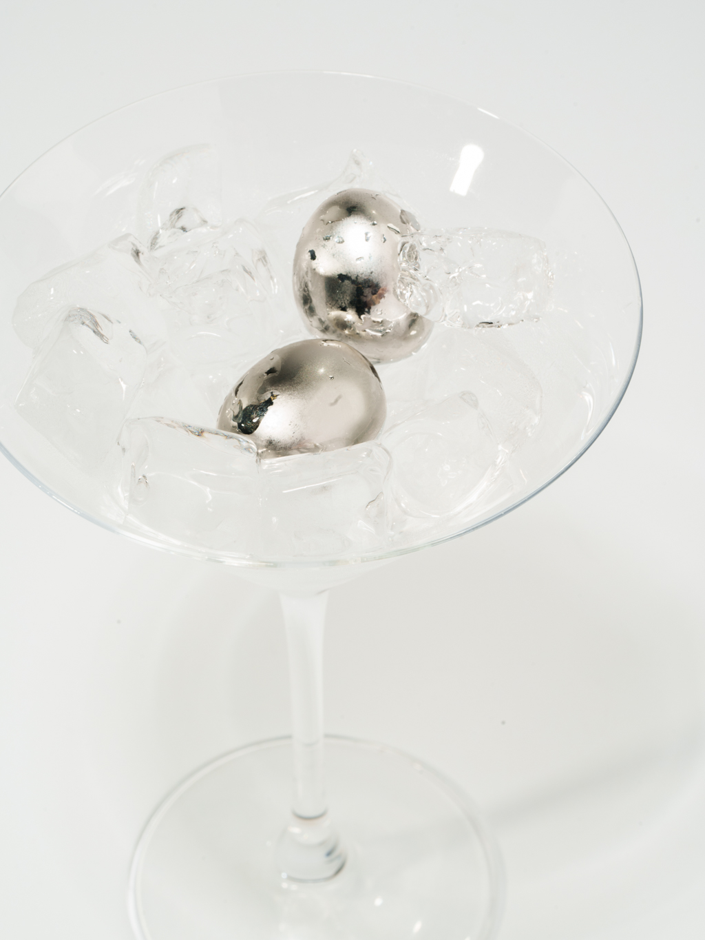 Базовые серьги выполнены из гипоаллергенного металла и имеют зеркальную поверхность и замок-гвоздик. Стильно дополнят любой образ. Фурнитура серебро.