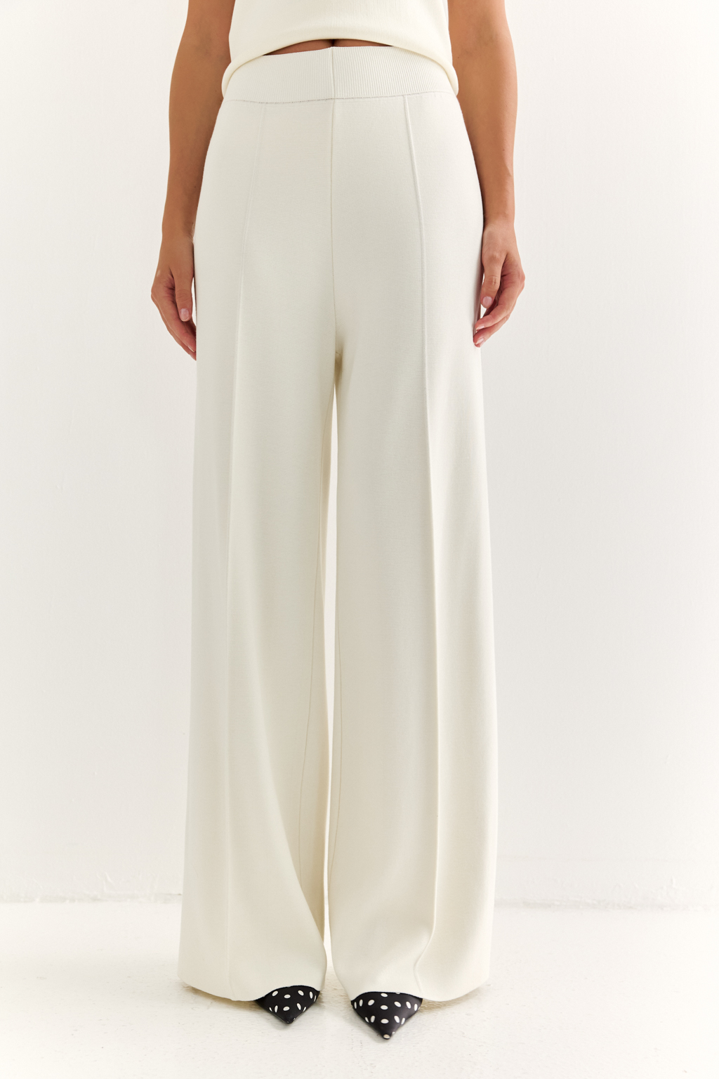 Брюки прямого силуэта со стрелкой и контрастным лампасом.