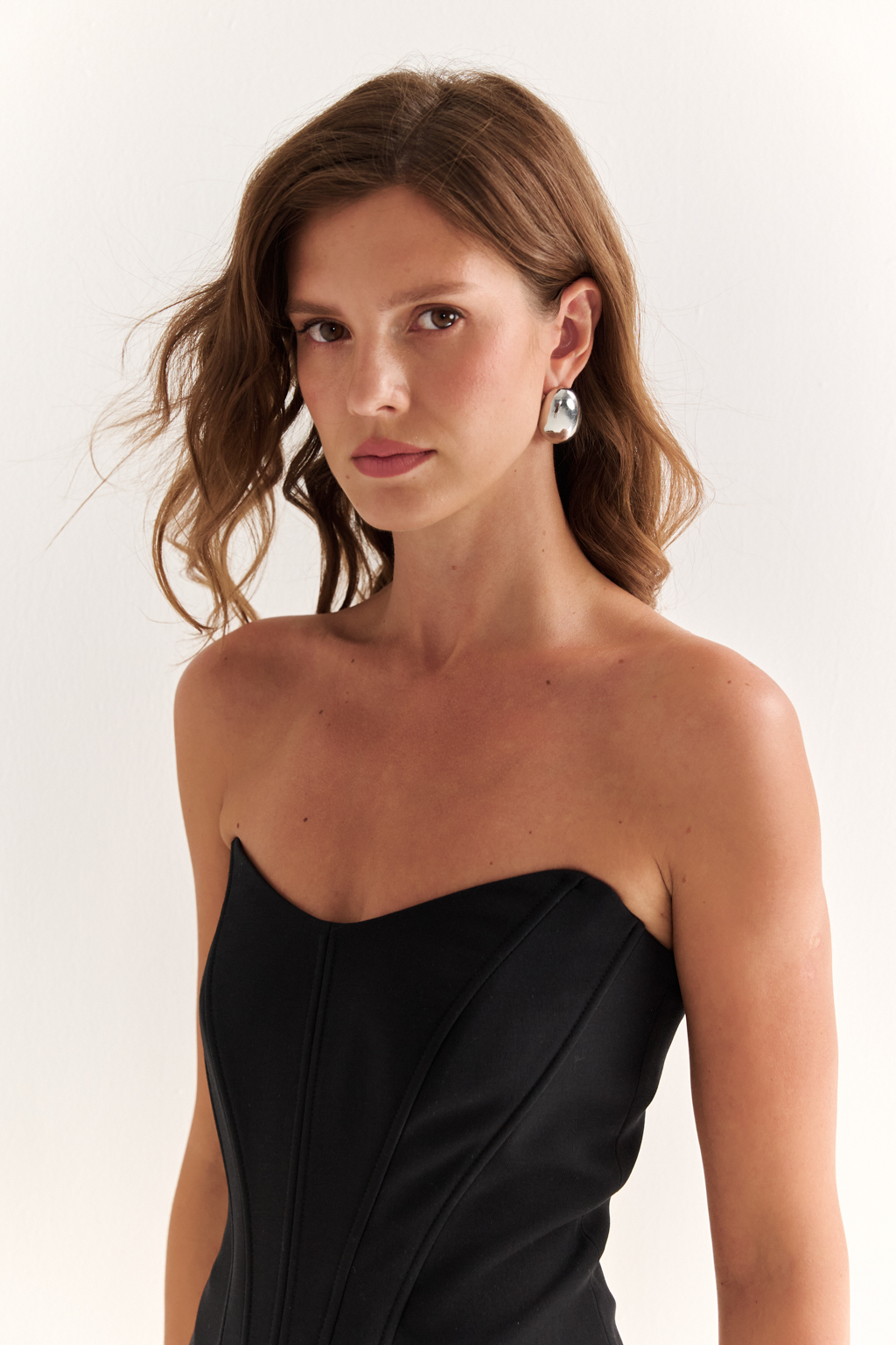 Корсет приталенного силуэта в черном цвете