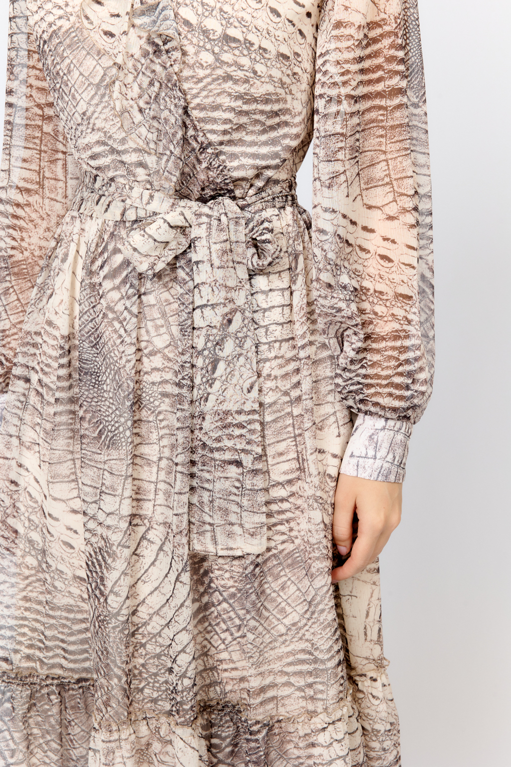 Платье женственного приталенного силуэта с воланами по вырезу горловины, по краю кокетки отделка рюшем, рукав длинный на манжетах. По низу платье декорировано широким рюшем. Выполнено из легкой полупрозрачной ткани с крэшированностью. Крэш-шифон - легкий, полупрозрачный, дышащий материал.  Преимущества ткани: лёгкость и воздушность, создающая эффект невесомости. Ткань сохраняет насыщенность принта и форму даже при активной носке, е\не требует сложного ухода.