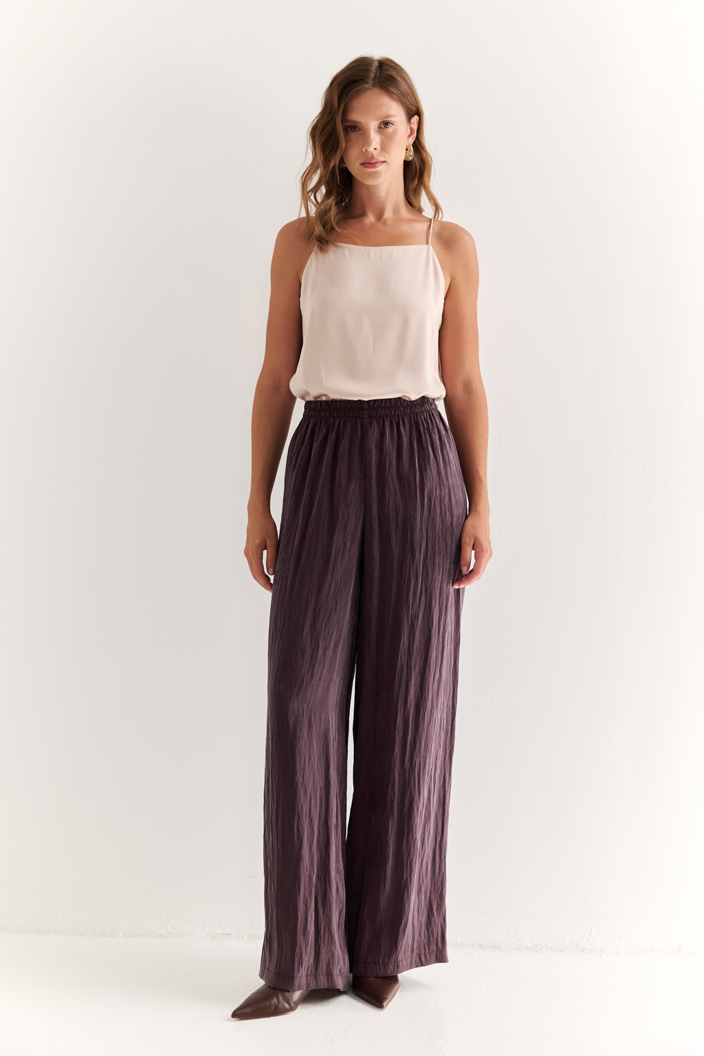 Брюки на резинке: комфорт в потоке движения

Эти свободные брюки созданы для тех, кто ценит лёгкость и свободу в каждом шаге. Посадка на мягкой резинке обеспечивает идеальную посадку по талии без лишнего давления, а струящийся силуэт дарит ощущение воздушности и комфорта.

Идеальный выбор как для активного дня, так и для расслабленного вечера. Подходят под рубашку, топ, жакет или джемпер — вариативны и всегда актуальны.

Современный ритм с максимальным комфортом.