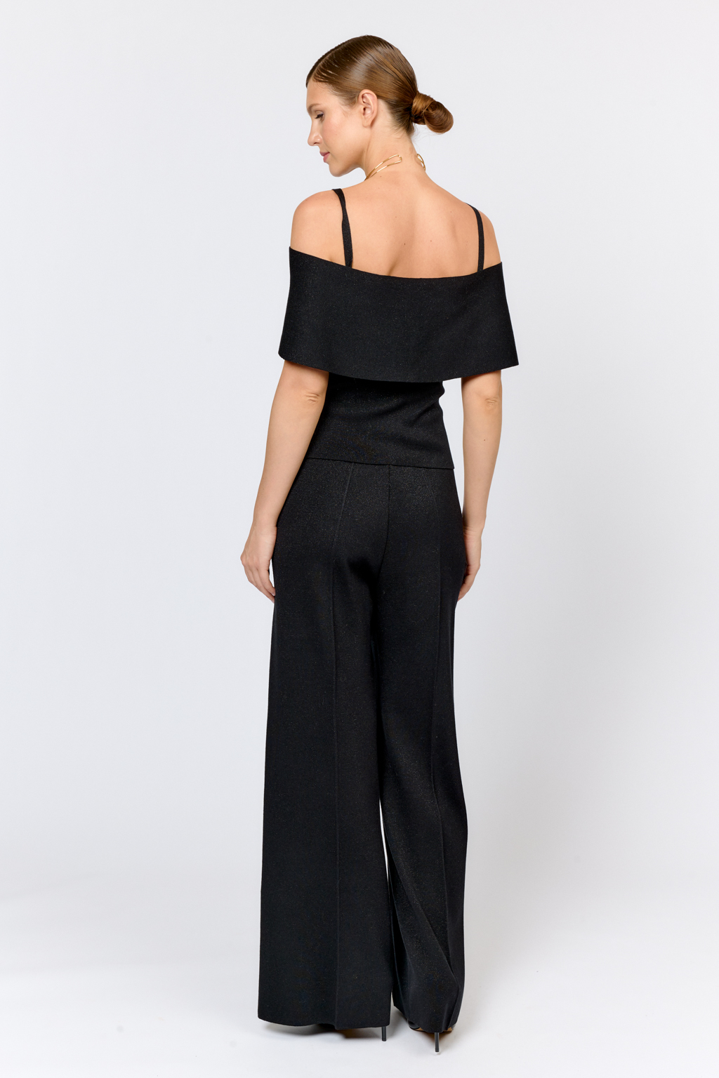 Топ на бретелях с открытыми плечами и пелериной. Качественный материал с эластаном и вискозой, классический черный цвет позволяет создавать образы на каждый день. Сочетайте с классическими брюками или юбками трапециями, джинсами для создания гармоничного комплекта.