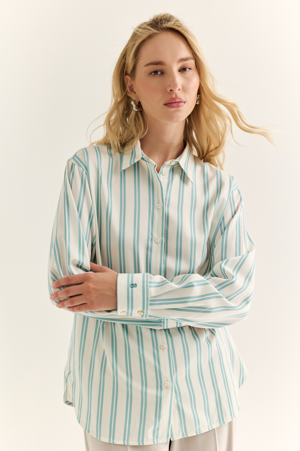 Базовая рубашка с вышивкой в широкую молочно-мятную полоску