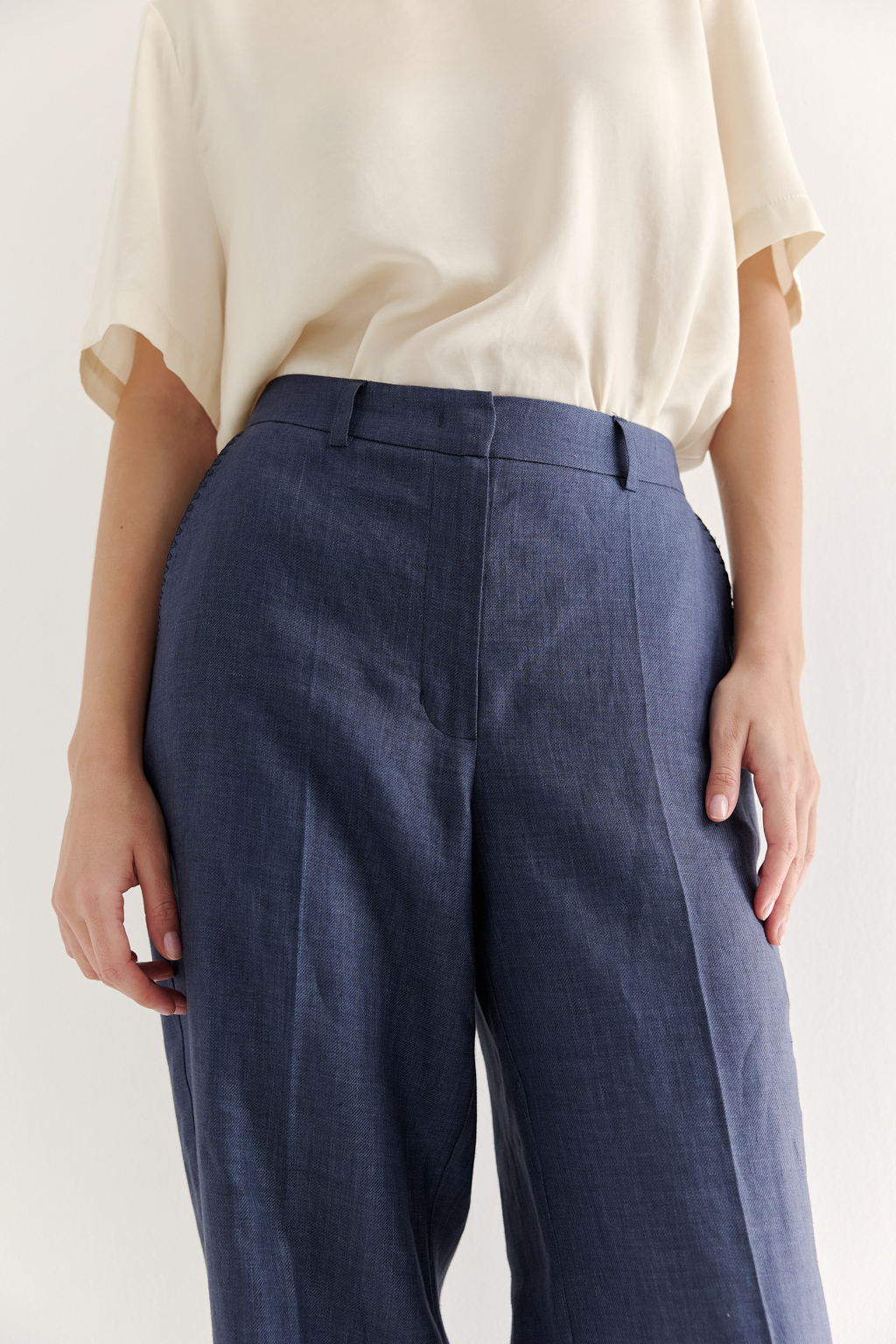 Эти брюки прямого силуэта созданы для абсолютного комфорта и расслабленной элегантности. Выполненные из ткани премиум-класса в шоколадном оттенке, они дарят невероятное ощущение мягкости и комфорта. Состав: стопроцентный лен с эффектом air wash. В дизайне этих брюк нашли отражение элементы мужского кроя: застёжка-гульфик, пояс со шлевками и удобные карманы. Входы в карманы отделаны с помощью декоративного петельного шва.  Широкая подгибка позволяет регулировать длину брюк посредством отворота-манжета, создавая элегантный акцент по низу. Брюки идеально дополнят городской look с льняным жакетом и трикотажем.