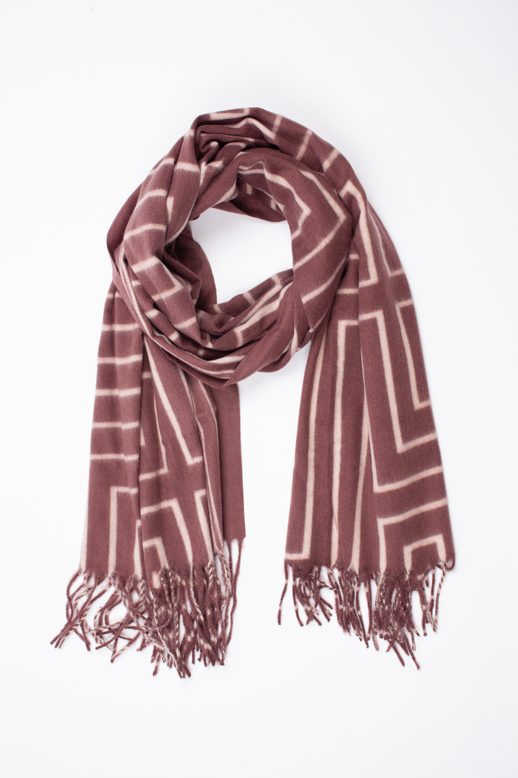 Палантин с геометрическим принтом изготовлен из практичной и приятной на ощупь 100 % вискозы. Изделие согреет в прохладную погоду, защитит от ветра голову и шею, с легкостью адаптируясь к различным комплектам для межсезонья.