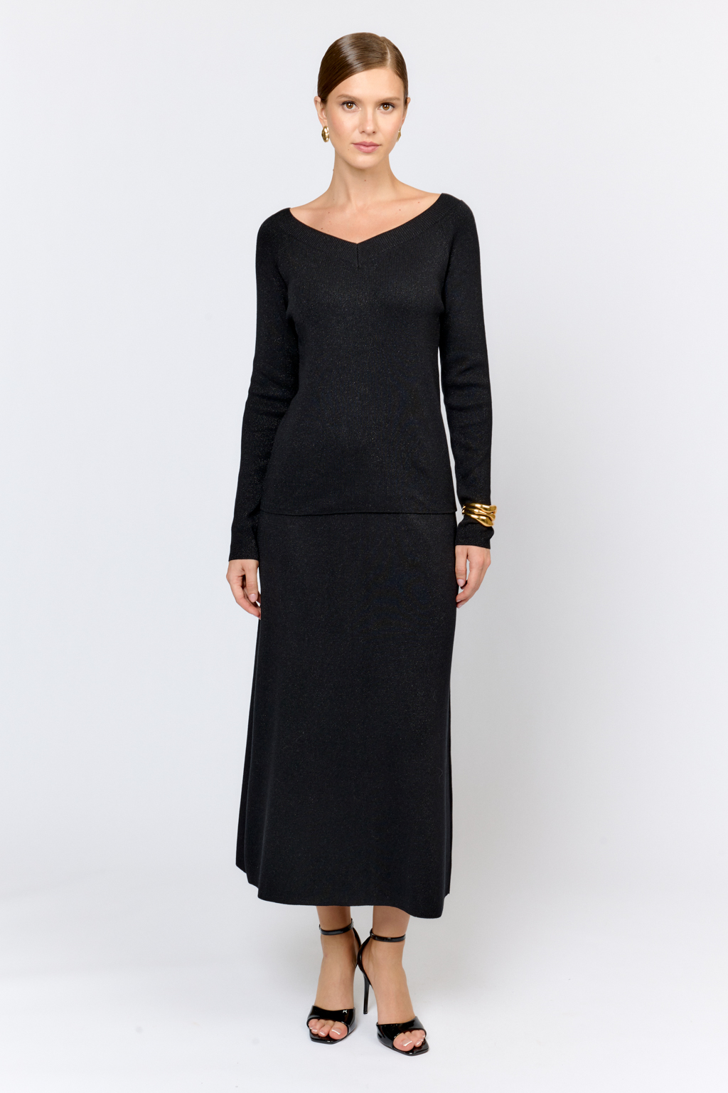 Джемпер прилегающего силуэта с V-образной горловиной, рукавом реглан. Элегантный силуэт с длиной выше бёдер и изящным вырезом подчёркивает женственность и создает безупречный образ.  Прилегающий крой и простота линий позволяют носить джемпер в качестве первого слоя под жакеты и жилеты.  Джемпер держит форму, не теряет свих качеств после чистки и обеспечивает максимальный комфорт в носке.