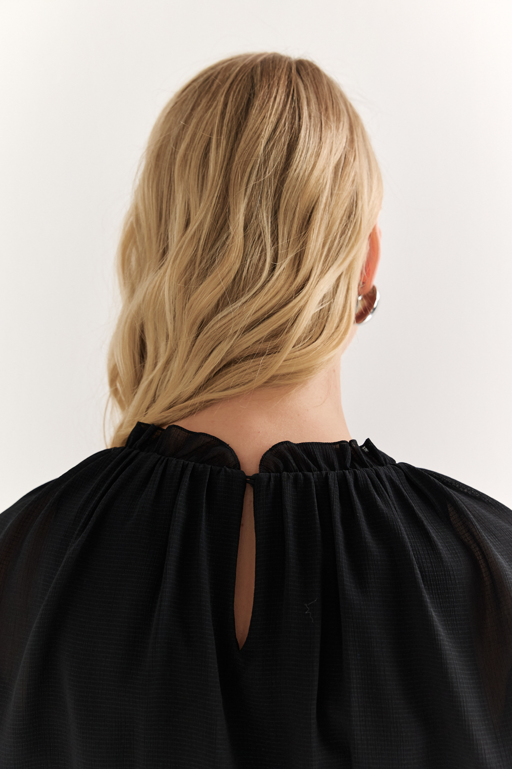 Платье с эффектом лепестков и шифоновой драпировкой: утончённая женственность в движении

Это платье словно создано для того, чтобы подчеркнуть красоту силуэта и придать образу воздушности. Драпировка на плечах из полупрозрачного шифона формирует эффект лепестков, мягко окутывая верх и придавая образу лёгкость, загадочность и изысканность.

Приталенный крой с расклешённой нижней частью визуально вытягивает фигуру и подчёркивает талию. Шифон не только добавляет деликатной динамики, но и создаёт выразительный контраст с плотной основной тканью, подчеркивая архитектуру платья.

Идеально подойдёт для вечерних выходов, приёмов и особых событий, где важна не только элегантность, но и уникальность подачи.

Воздушная графика. Платье, в котором ткань говорит языком чувственности.