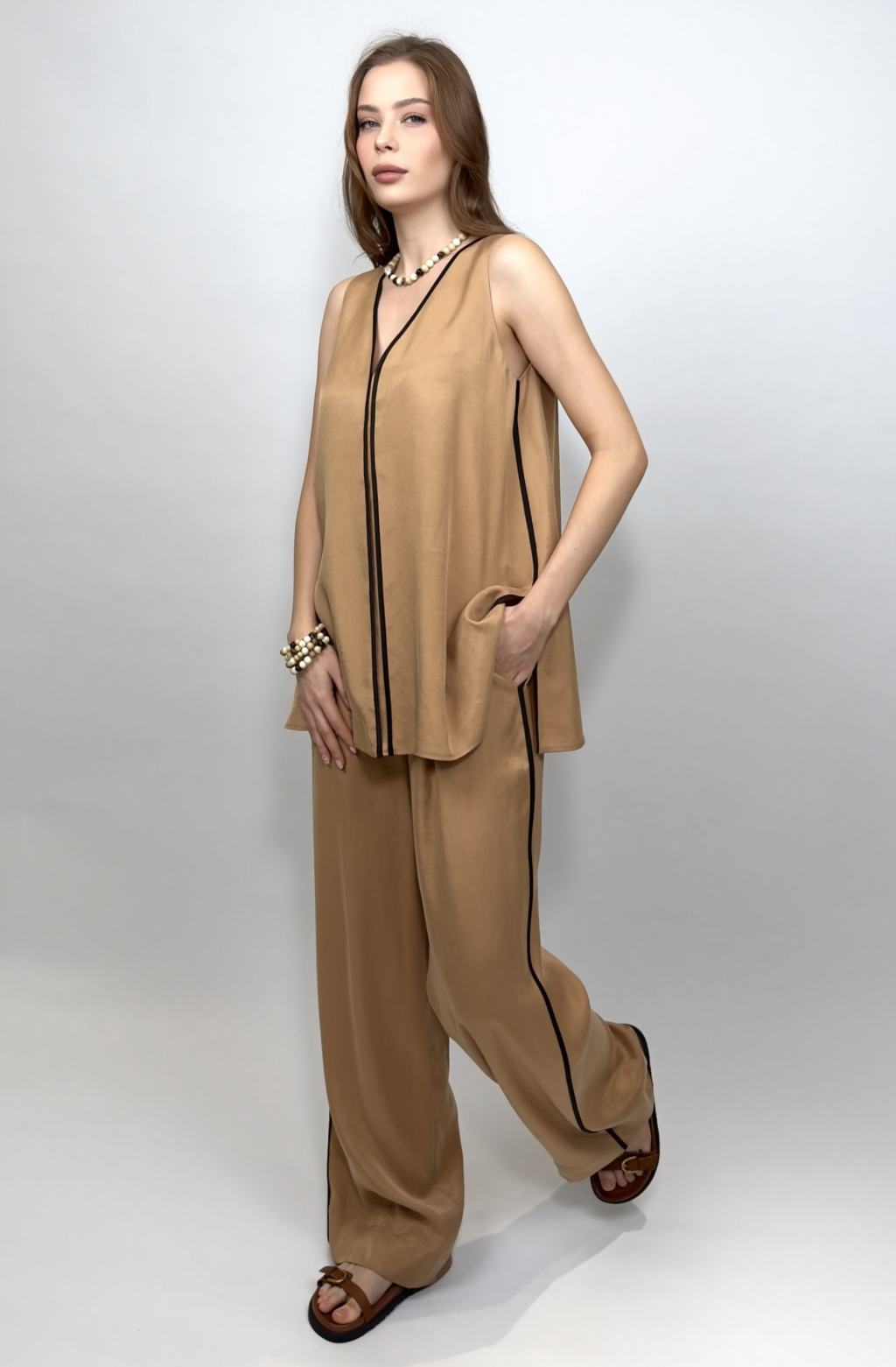 Стильное колье выполнено вручную с использованием натуральной яшмы. Длина изделия 40-50 см. Фурнитура выполнена из гипоаллергенного сплава со стойким гальваническим покрытием.