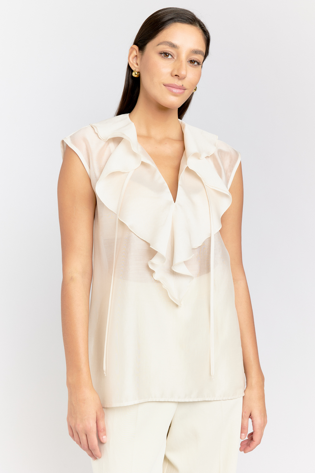 Блуза без рукавов с рюшей на полочке.