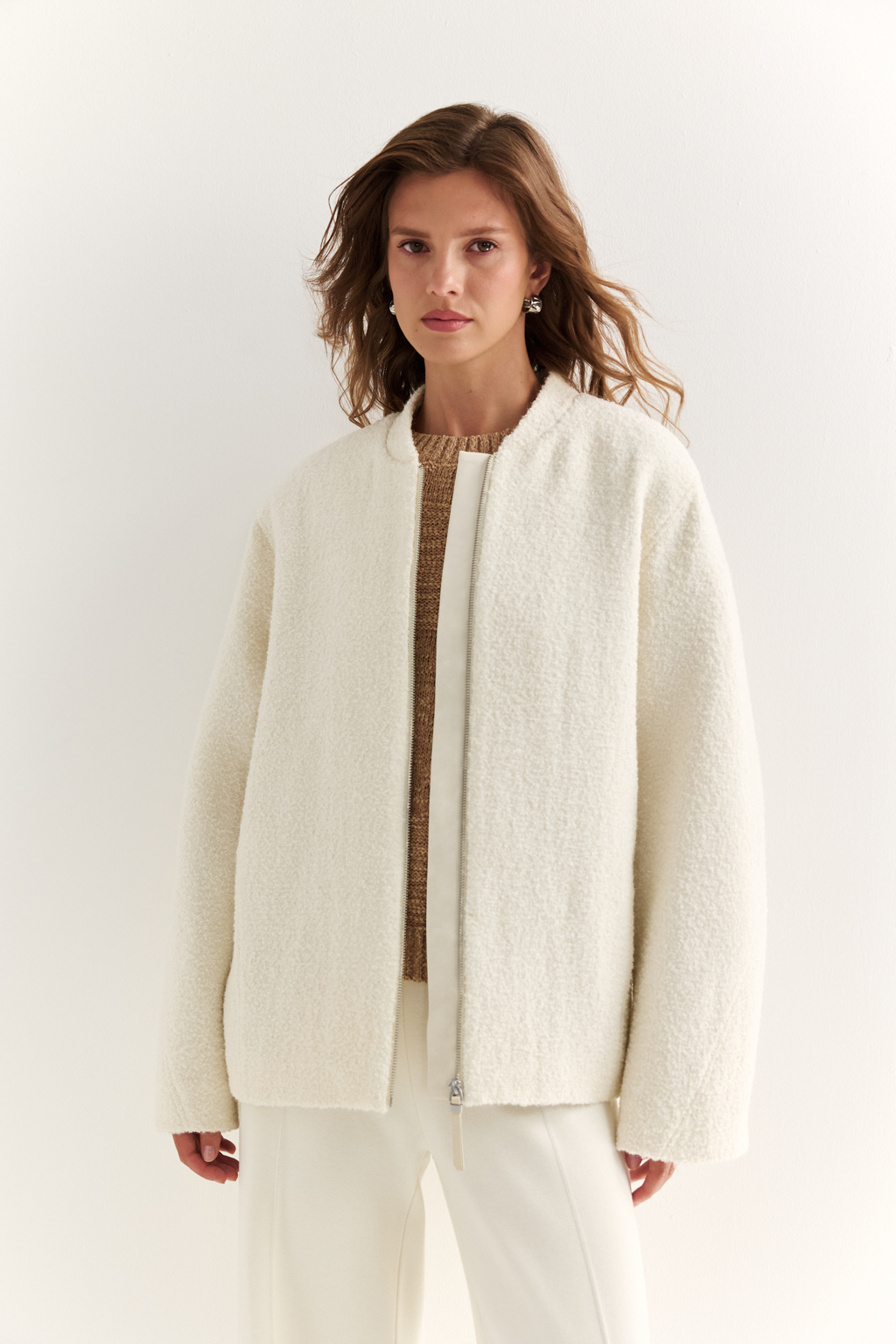 Куртка оверсайз силуэта длиной до бедер с застежкой на молнию