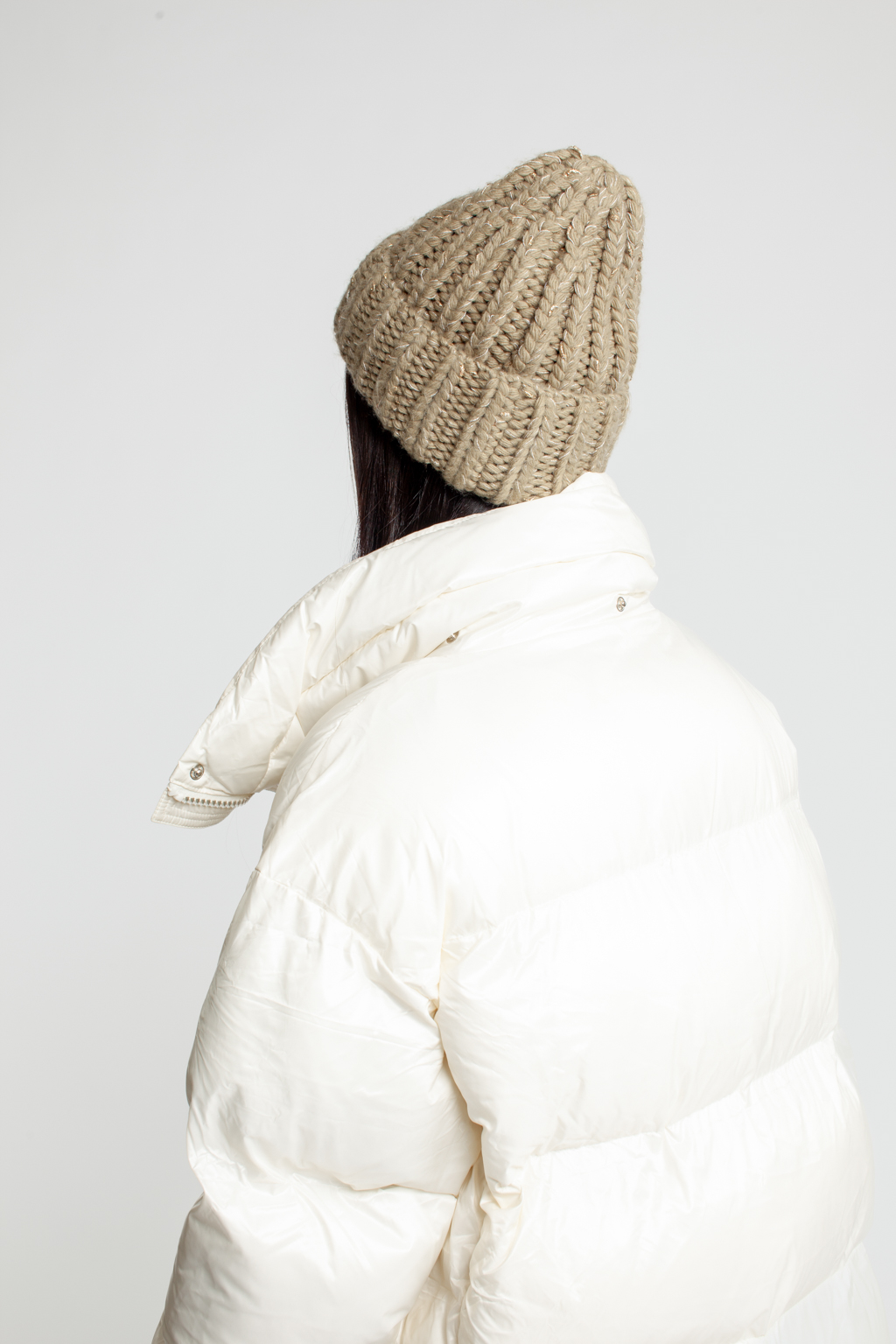 Шапка женская крупной вязки с отворотом.