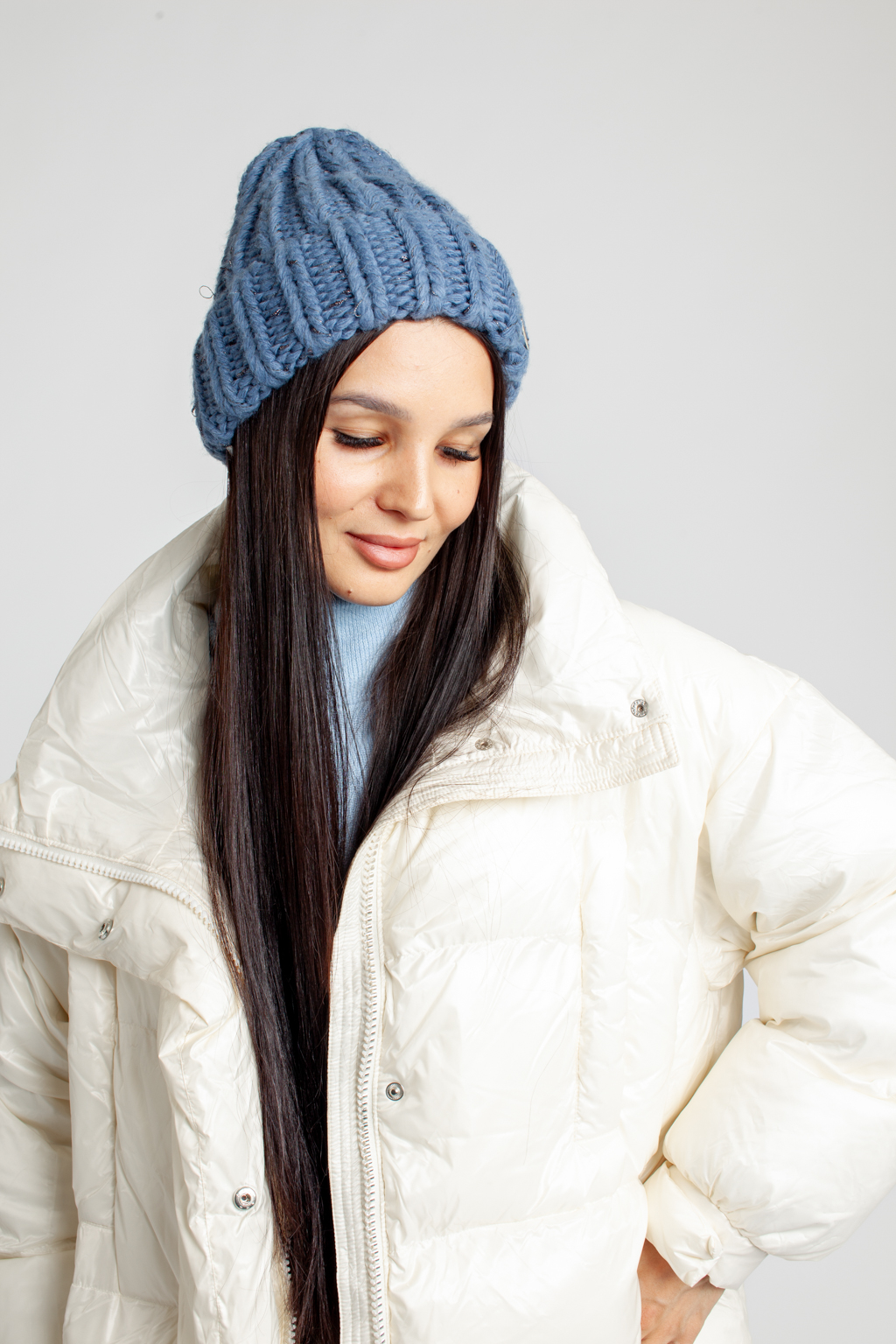 Шапка женская крупной вязки с отворотом.