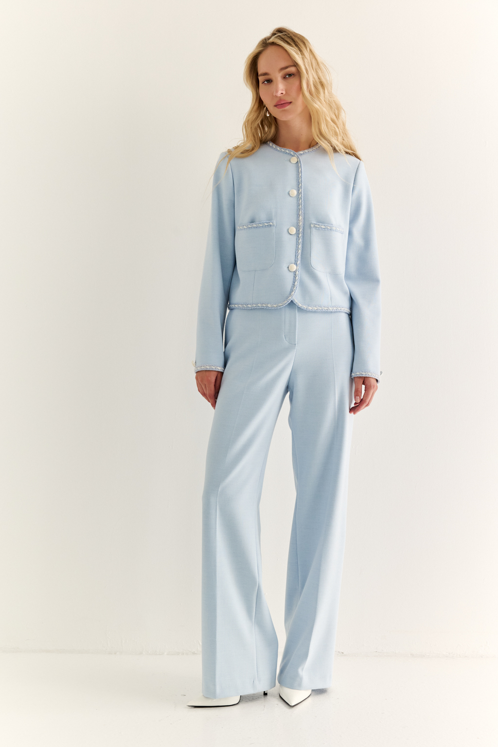 Классические брюки: основа безупречного гардероба. Прямые брюки с высокой посадкой и чёткими стрелками — это универсальный силуэт, который подчеркивает достоинства фигуры и вытягивает силуэт. Анатомичный пояс и лаконичные боковые карманы обеспечивают комфорт и чистоту линий, а гладкая спинка делает модель ещё более элегантной. Подходят для делового комплекта с жакетом, а также легко адаптируются в повседневный гардероб с рубашкой, топом или трикотажем. Брюки, которые не требуют усилий, чтобы выглядеть стильно. Форма, проверенная временем. Актуальность — в деталях.