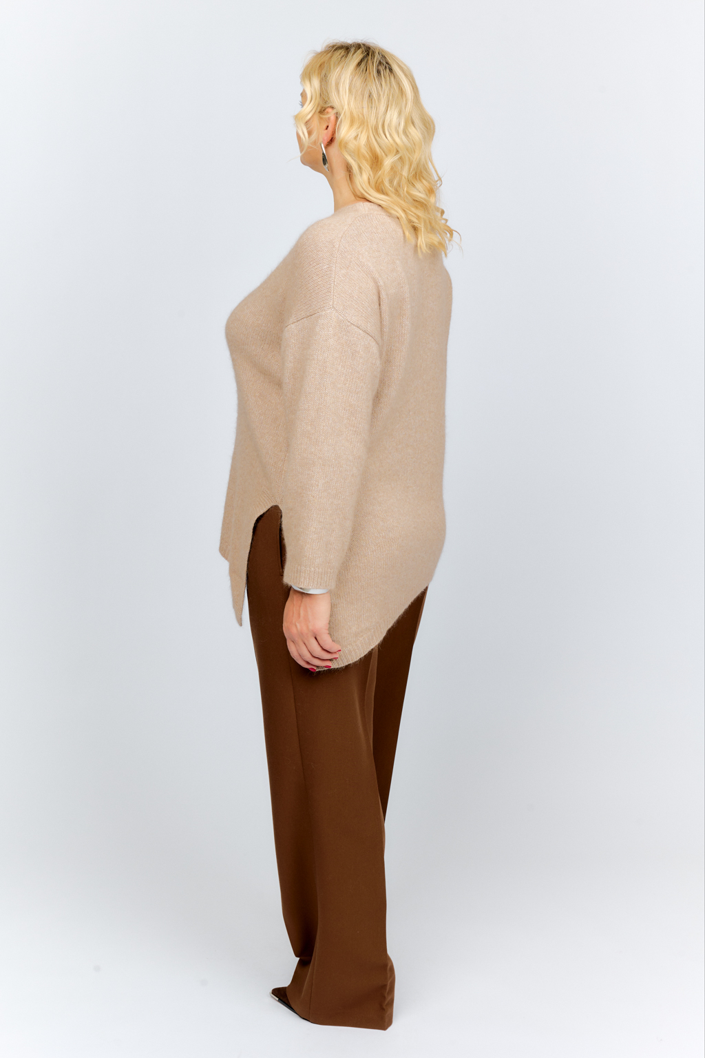 Туника с V-образным вырезом и ассиметричным низом.