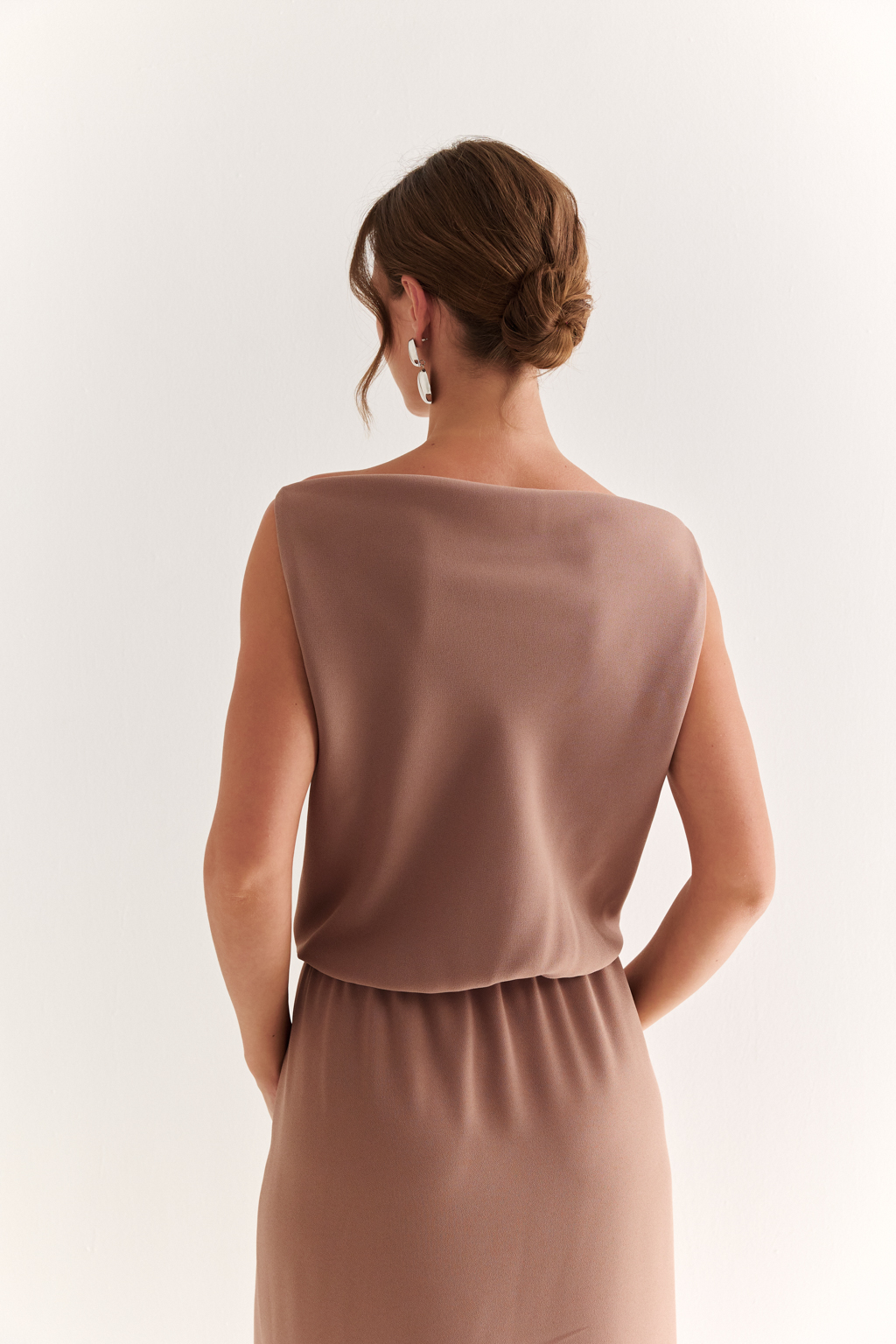 Минималистичное платье без рукавов: современная лаконичность

Чистые линии и прямой силуэт делают это платье воплощением минимализма в его утончённой форме. Деталь "качель" на вырезе добавляет образу выразительности и функциональности, позволяя легко менять настроение — от делового до расслабленного.

Мягкая ткань подчёркивает архитектуру кроя и обеспечивает комфорт в движении. Элегантная длина макси придаёт модели статусность и женственность.

Современная база для тех, кто ценит утончённую простоту.