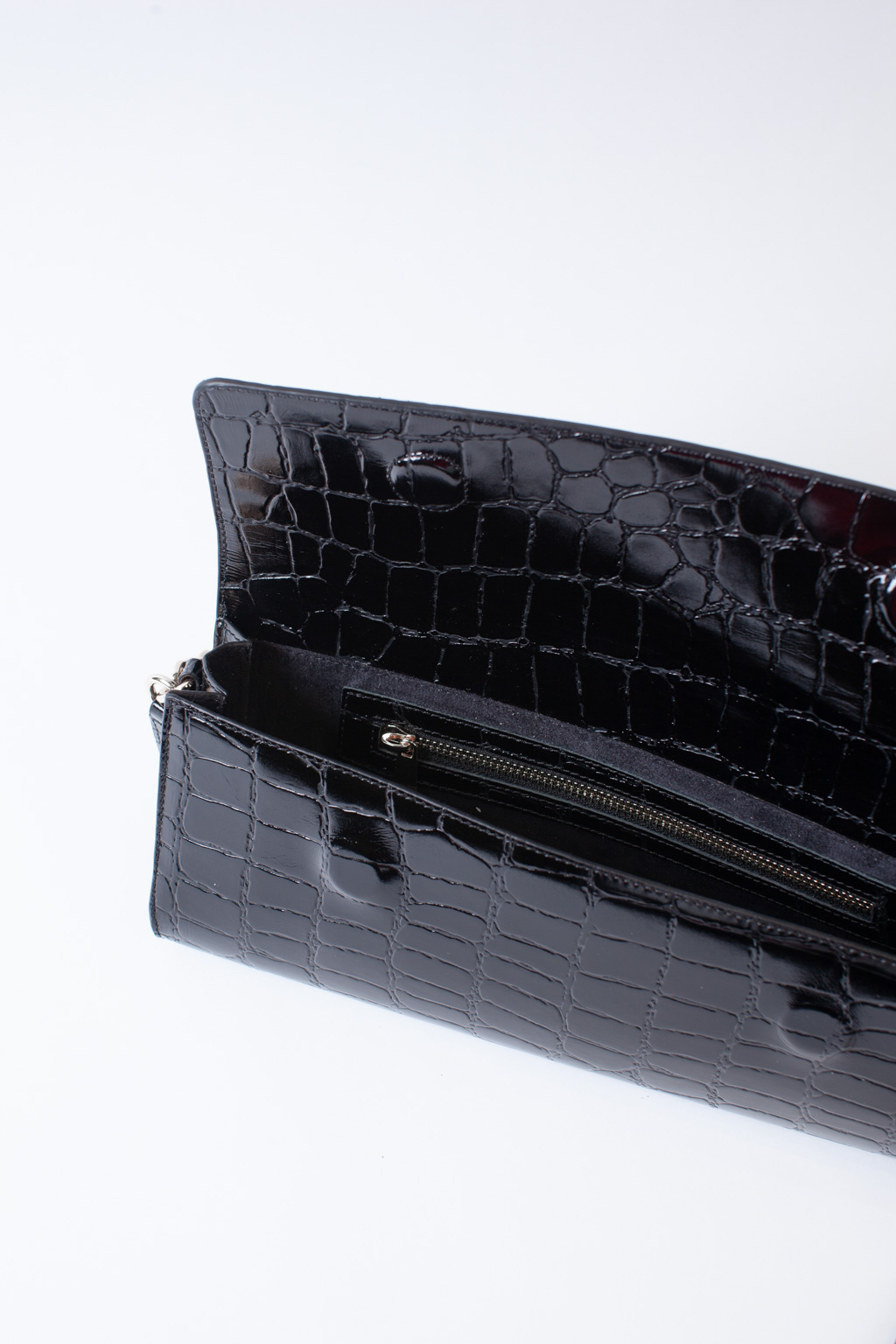 Сумка клатч выполнена из 100% натуральной кожи с тиснением под крокодил. Сочетание роскошной текстуры, практичности и элегантности для особых случаев. Надежная магнитная застежка обеспечивает безопасность и легкий доступ. Сумка имеет дополнительный регулируемый ремешок. Размеры сумки: 14*30*30 см