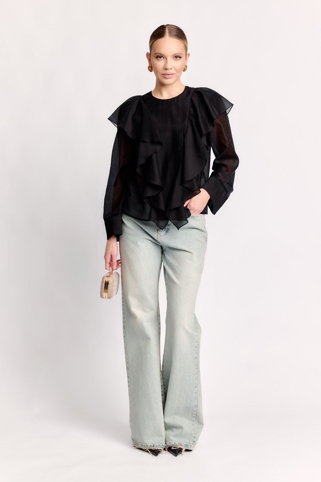 Блуза с двумя вертикальными воланами на полочке и спинке.