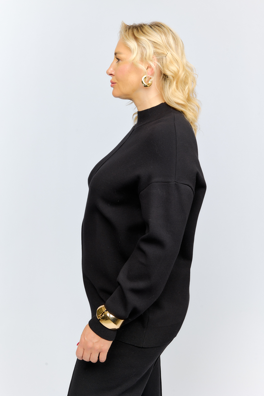 Джемпер прямого кроя с круглым вырезом и рукавом полной длины.