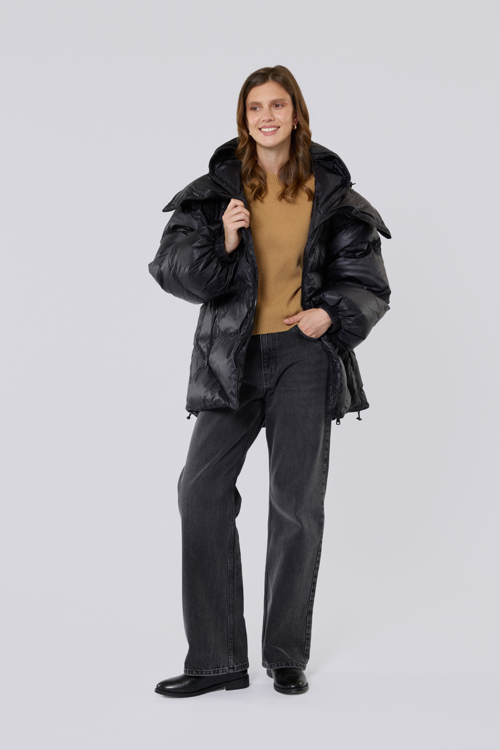 Прямой свободный пуховик на подкладке. Высокий воротник и копюшон обеспечивает дополнительную защиту от мороза и холода.