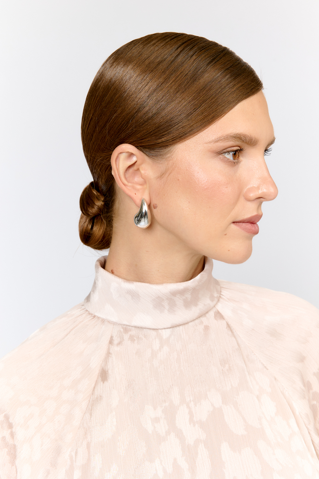 Блуза свободного кроя с объемным рукавом на резинке. Рукав реглан. Шифон дарит  изделию легкость, воздушность и мягкий драпирующийся силуэт. Преимущества ткани: воздушная  текстура, практичность в уходе и стойкость цвета. Легкость материала позволяет  создать многослойные силуэты без утяжеления.