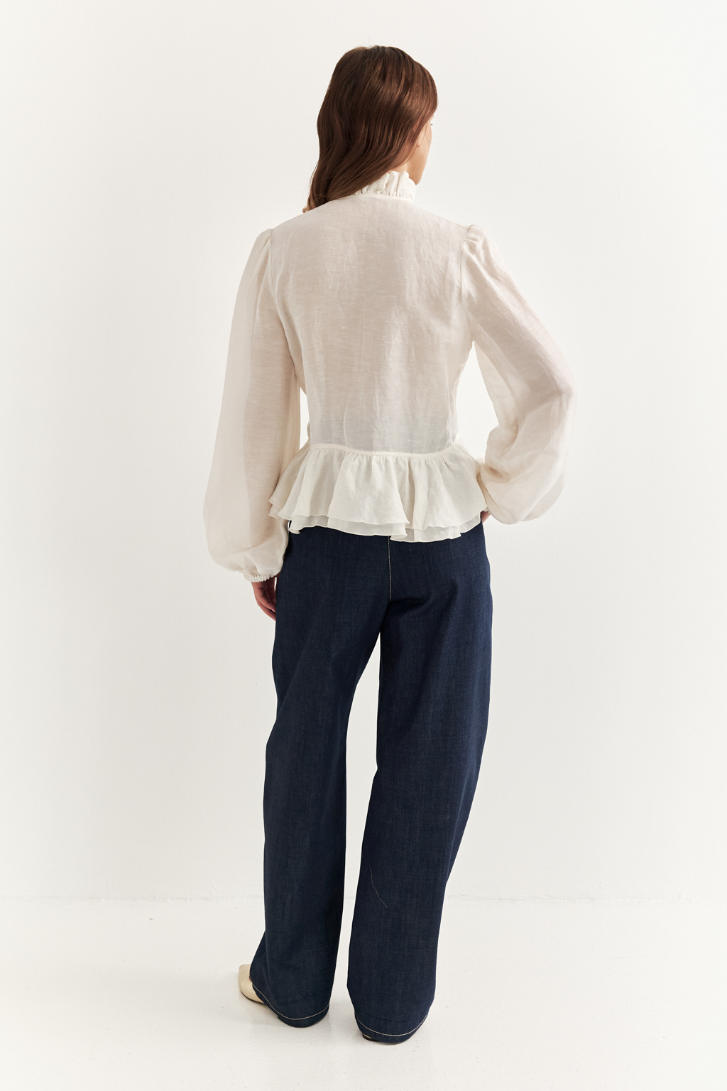 Блуза, выполненная в стиле бохо-шик, предстает в нежном и трендовом оттенке словочного масла. Ткань, сотканная из льна и вискозы, дарит ощущение легкости. Рюши изящно обрамляют борт и низ изделия, втачной рукав, слегка расширяющийся книзу, завершается мягким объемным манжетом. Блуза завязывается на шнуры-рулики.  Создавайте из этой блузы романтические образы, используйте ее также как второй слой для  многослойного сложного образа.