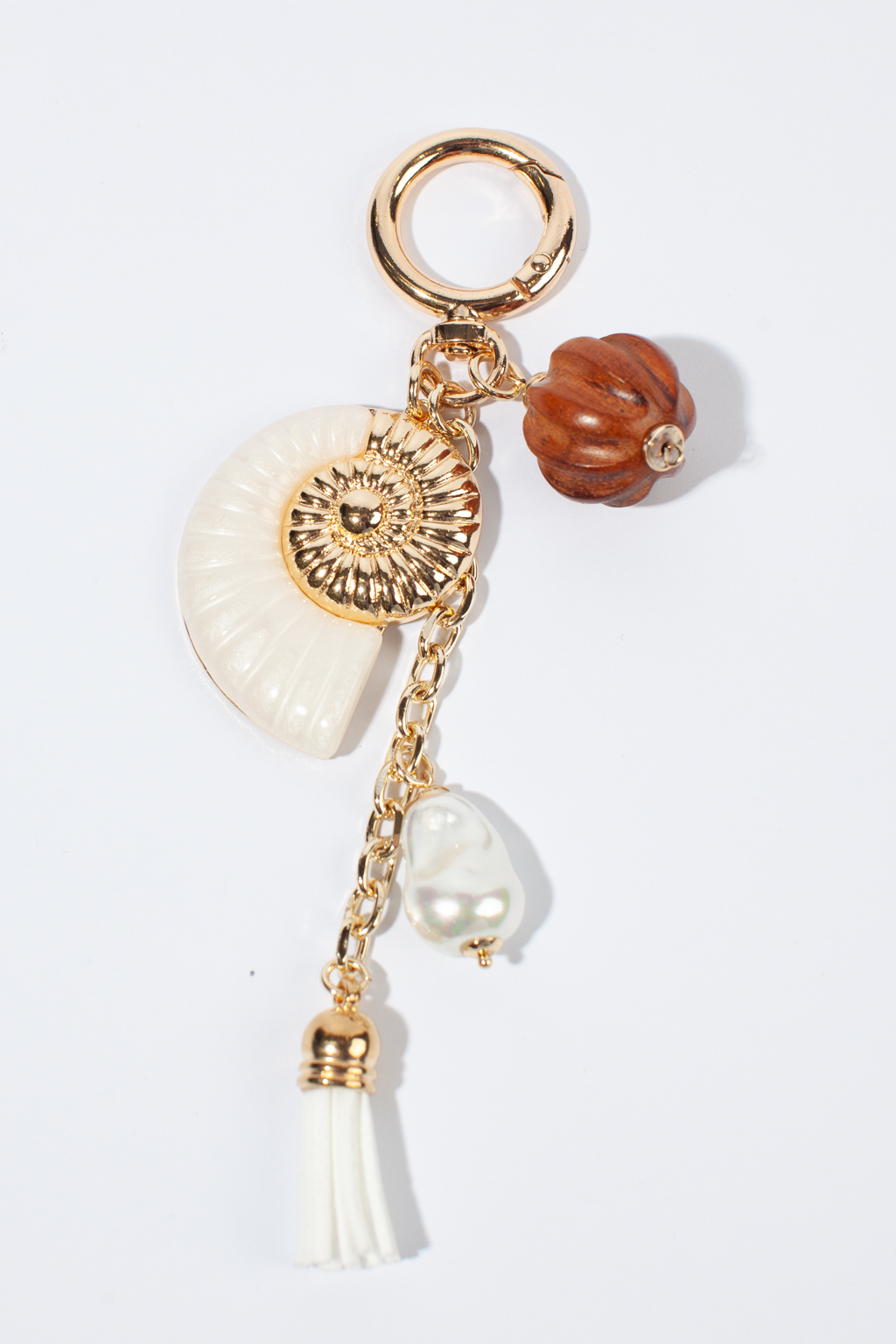 Позвольте раскрыть свой стиль в полной мере. Выполненный вручную, этот уникальный дизайнерский брелок подарит настроения образу и добавит уникальности своей обладательнице. Украшение изготавливалось из натурального дерева, майорки, акрила и гипоаллергенного металла.