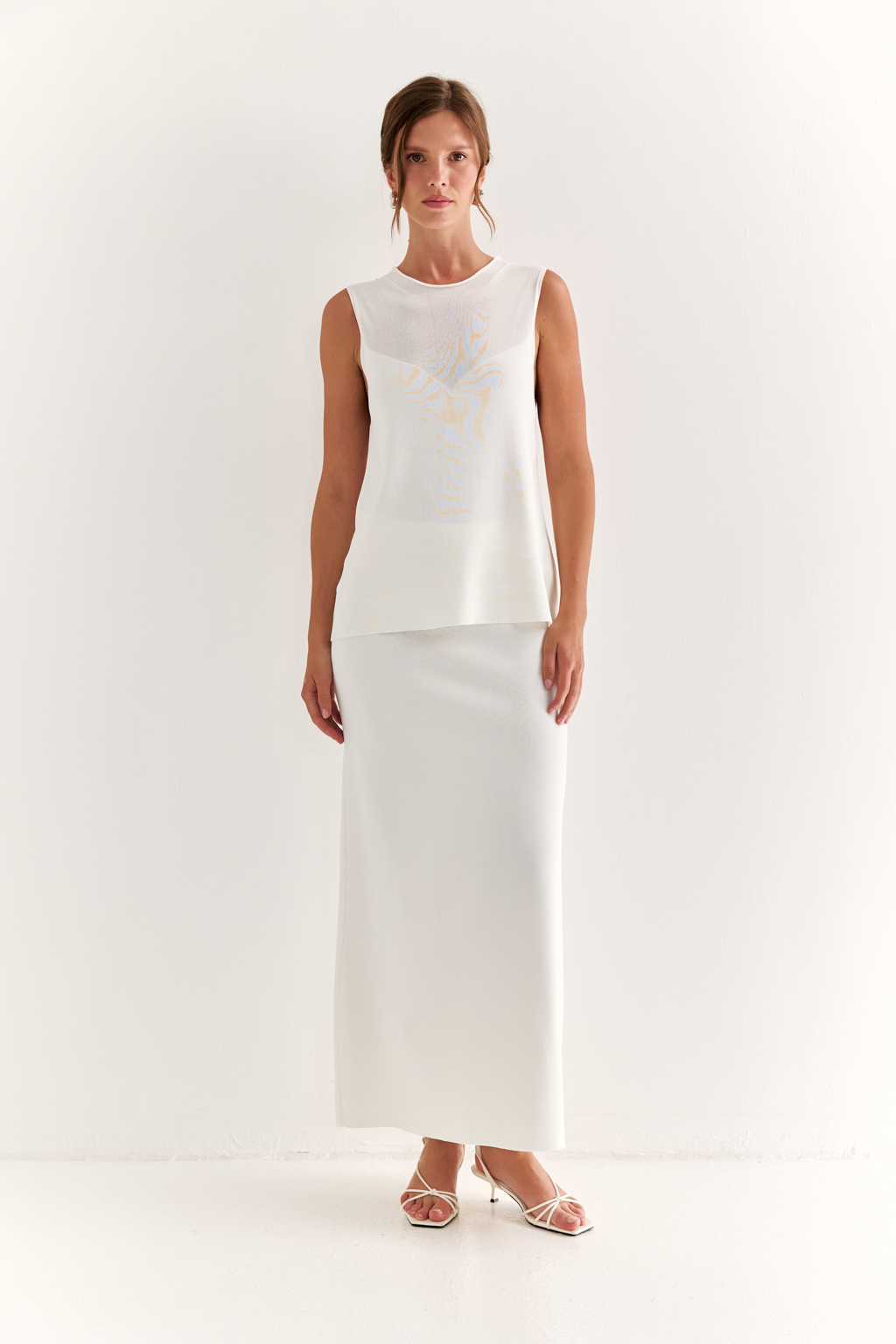 Юбка силуэта трапеции длиной миди.