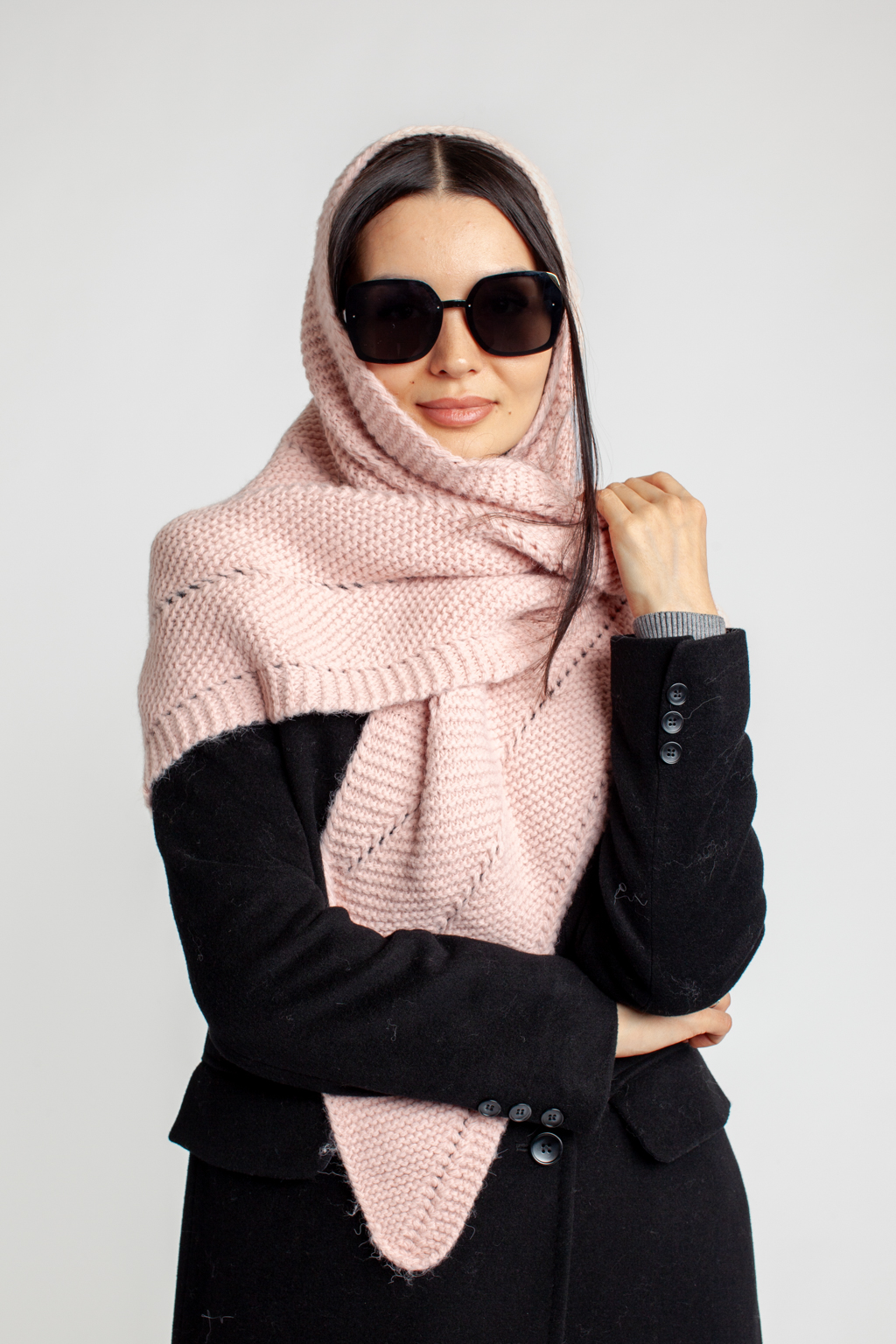 Косынка женская-  универсальный аксессуар, обладающий согревающей функцией и возможность обыгрывать образ в любой интерпритации. В составе материала шерсть, обеспечивающая морозоустойчивость и сохранения тепла в холодный период.