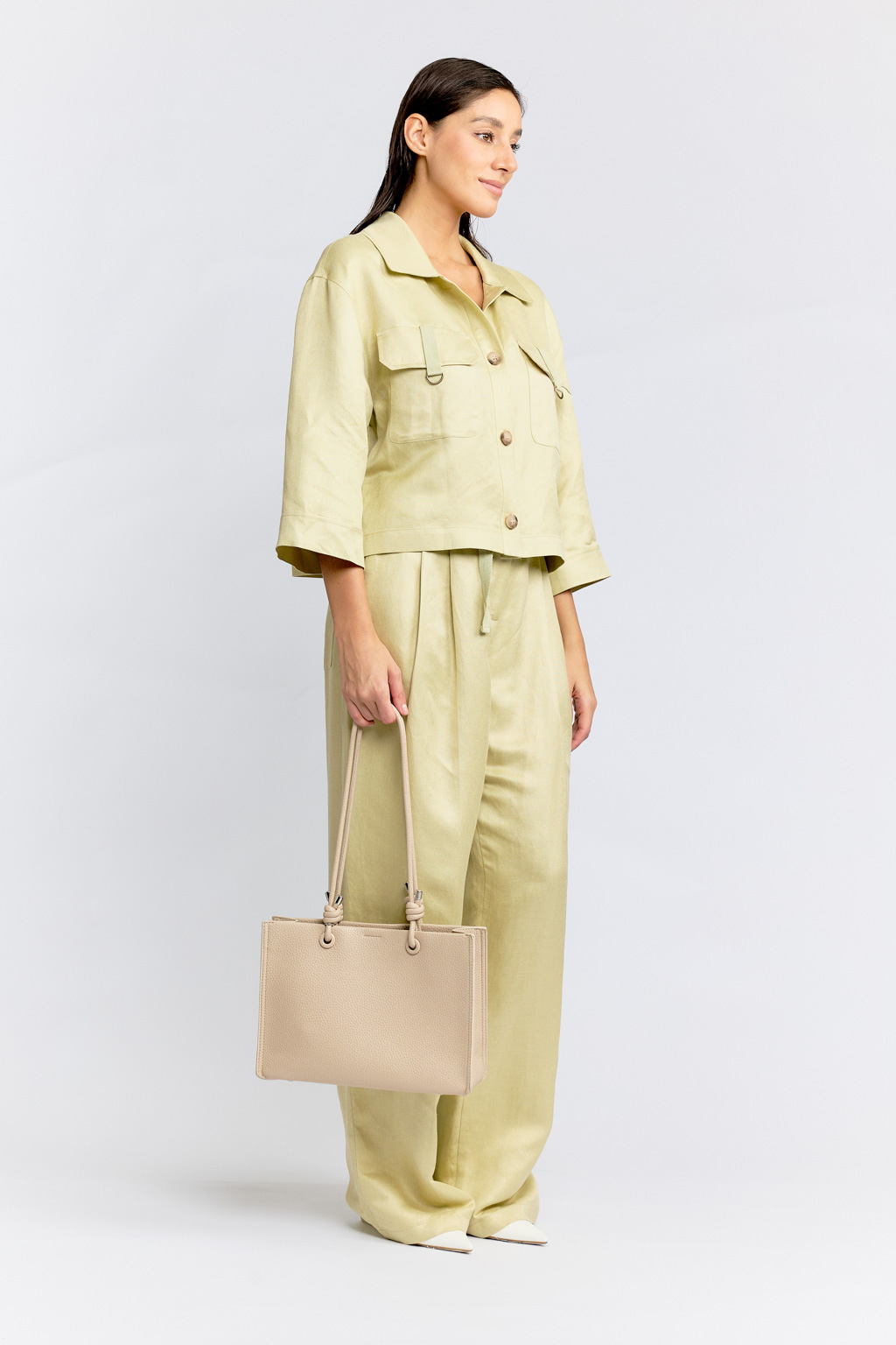 Стильная сумка через плечо, имеет лаконичный дизайн, благодаря которому впишется в любой образ.Сумка имеет уникальные, оригинальные ручки с узелками, следующие трендам последних сезонов. Удобная и вместительная сумка не оставит равнодушными и притянет взгляды окружающих. Размеры сумки: 30*10*21 см